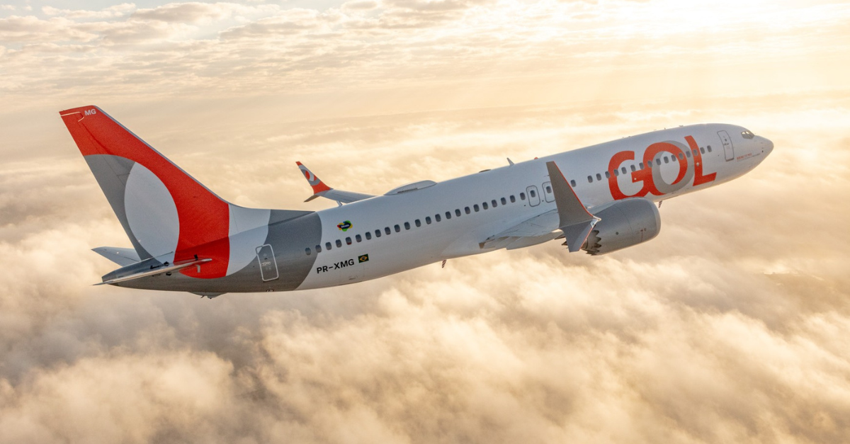 A GOL transformou uma simples conversa em cartão de embarque. A companhia aérea brasileira anunciou uma integração com o ChatGPT que permite fazer o check-in, escolher assento, confirmar presença no voo e gerar o cartão de embarque digital com QR Code, tudo sem sair do assistente.

Segundo a empresa, isso faz da GOL a primeira companhia aérea da América Latina a oferecer essas funcionalidades na plataforma. A ferramenta está em fase de testes restritos e tem lançamento previsto para toda a base de clientes em 19 de outubro de 2026, sem custos adicionais, e funciona até para quem usa a versão gratuita do ChatGPT.

O fluxo foi construído em torno da segurança: ao digitar @gol, o sistema abre uma página de login no ambiente oficial da GOL, então as credenciais e os dados sensíveis nunca são compartilhados com o ChatGPT, seguindo os protocolos da companhia e a Lei Geral de Proteção de Dados. É o primeiro passo de uma estratégia mais ampla de inteligência artificial conversacional que pode trazer ainda mais serviços para o chat.