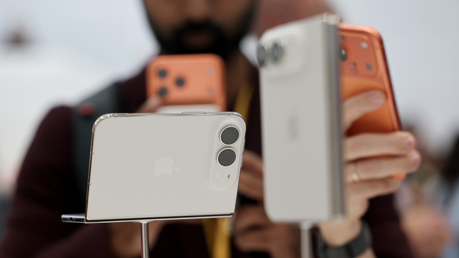 A Apple apresentou o iPhone Handoff, recurso do iOS 27 que permite usar o mesmo número de telefone em dois iPhones, com chamadas, mensagens, cartões de pagamento e iCloud acessíveis nos dois aparelhos. A configuração é quase invisível: basta aproximar os telefones, desbloquear um deles, ir em Ajustes > Celular e escolher Usar Número neste iPhone e em Outro.

O problema é o suporte das operadoras. A T-Mobile nos Estados Unidos e a Telekom na Alemanha são as únicas confirmações até agora, e a T-Mobile cobra US$ 5 extras por mês. Troca de Apple Watch, algumas carteiras com IDs e passes e o desligamento do recurso ainda têm limitações, mas para viagens, uso profissional e pessoal ou migração para um novo aparelho, é um avanço útil rumo a um futuro sem números duplicados.