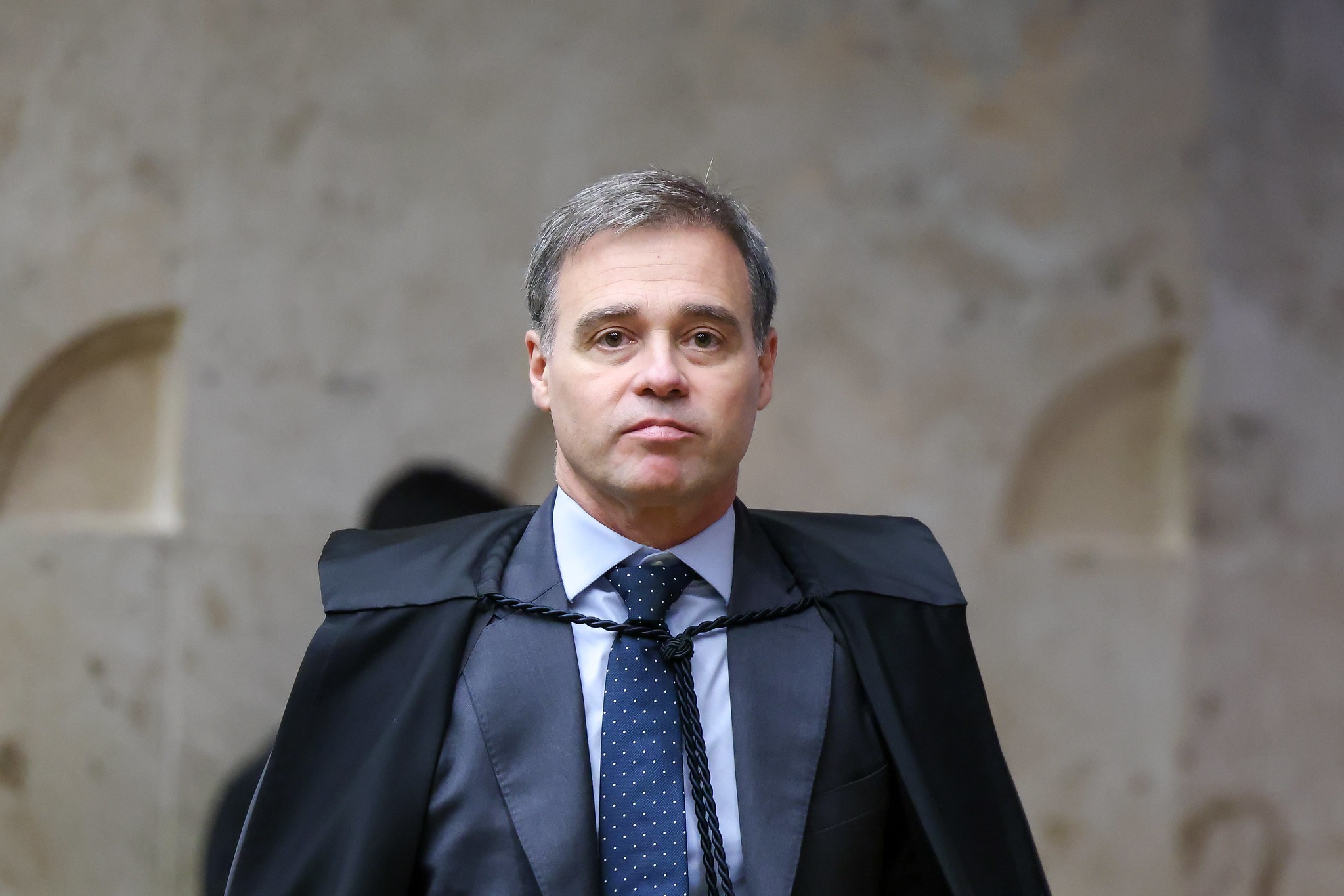 O STF prorrogou por mais 90 dias a suspensão das multas da NR-1, a norma que obriga as empresas a identificar e gerenciar riscos psicossociais no trabalho, como assédio, pressão excessiva e sobrecarga. As obrigações seguem valendo, mas os auditores-fiscais não podem aplicar as penalidades questionadas enquanto o debate se arrasta.

O adiamento vem depois de forte pressão de entidades patronais da saúde, do comércio e do ensino, além da poderosa Fiesp, que alegam falta de critérios claros. Para quem defende os trabalhadores, já houve tempo suficiente para adaptação, e saúde mental no trabalho não é item negociável em nome do lucro.

Agora, governo, empregadores e trabalhadores vão tentar construir um consenso antes de o caso voltar ao STF. O recado dos trabalhadores é direto: pressão, sobrecarga e assédio são riscos reais, não burocracia.