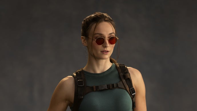 A produção da série de Tomb Raider do Amazon MGM Studios, estrelada por Sophie Turner, foi formalmente notificada por violações de segurança no Reino Unido. A Health and Safety Executive identificou o descumprimento da lei de saúde e segurança no trabalho e das regras sobre substâncias perigosas durante o uso de tintas de isocianato em Shinfield Studios, sem a proteção adequada e o monitoramento biológico obrigatório para a equipe.

Essas tintas liberam uma névoa invisível que pode permanecer no ar por até 20 minutos e está entre as principais causas de asma ocupacional, então o caso vai muito além da burocracia. A produção recebeu uma notificação de melhoria em abril e já regularizou a situação, mas este é aparentemente o projeto de maior destaque a receber uma decisão desse tipo nos últimos quatro anos. Somado à lesão de Sophie Turner no set, o episódio mostra que nenhuma adaptação bilionária deve tratar a segurança de quem trabalha nos bastidores como detalhe secundário.