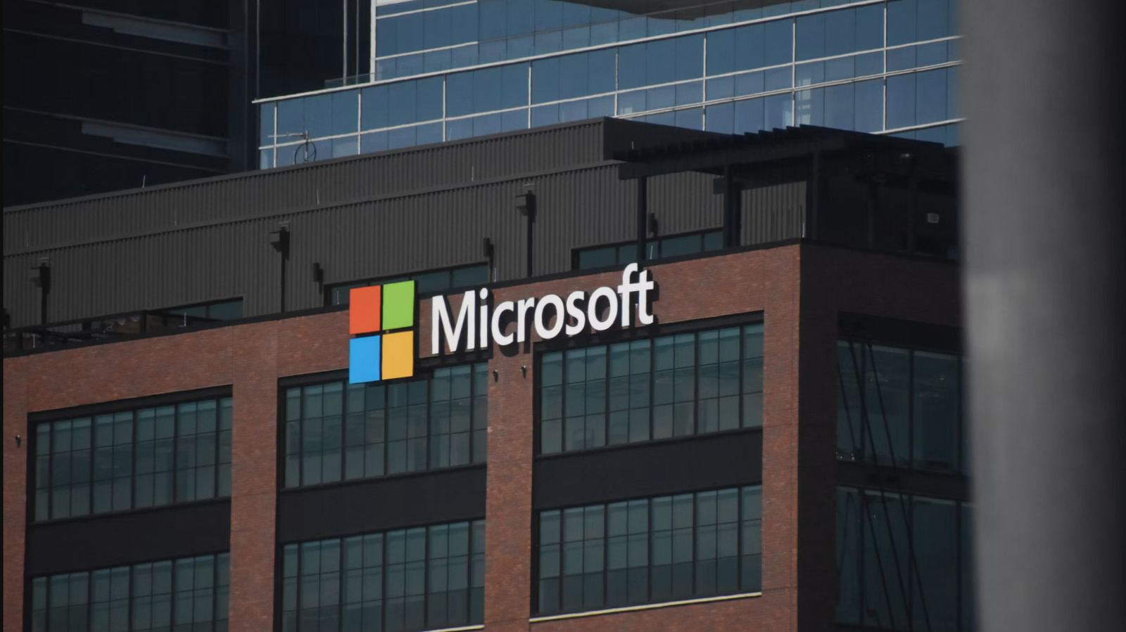 A Microsoft está oferecendo demissão voluntária a cerca de 60 mil funcionários, mais de um quarto de sua força de trabalho global, enquanto reorganiza o quadro para a era da IA. A oferta alcança cargos até o nível de vice-presidente, mas exclui times de data centers e parte das áreas de vendas e marketing.

A medida surge depois de milhares de demissões na Xbox e de um avanço bilionário em infraestrutura de IA, com quase US$ 175 bilhões reservados para data centers somente em 2026. O contraste é gritante: bilhões para a expansão da IA, enquanto trabalhadores são convidados a sair.

O programa pode ser apresentado como flexibilidade, mas é também um sinal claro de corte de custos em uma das empresas mais valiosas do mundo. Com demissões em várias divisões, a mensagem é direta: o boom da IA tem um preço humano.
