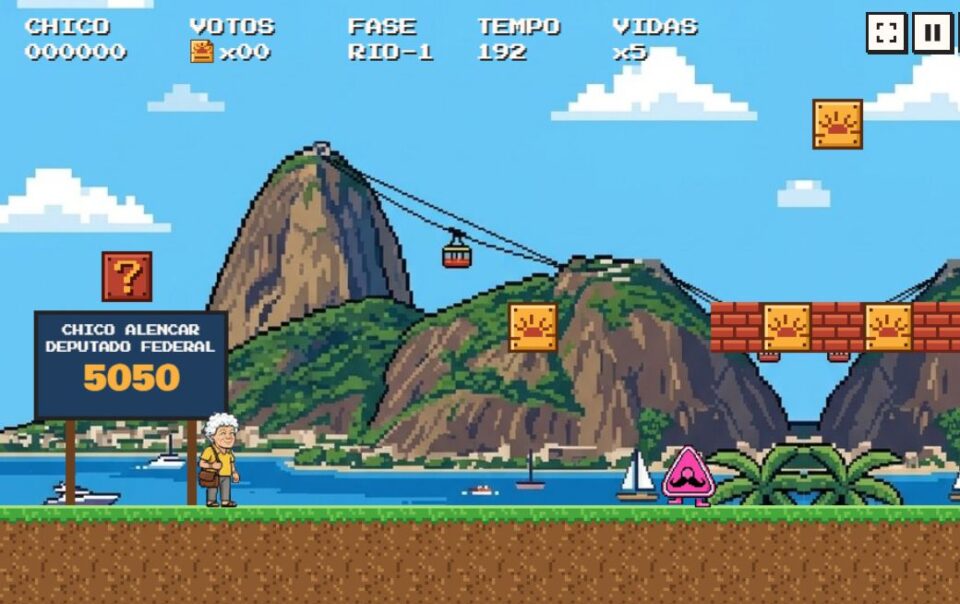 Chico Alencar, deputado federal pelo PSOL-RJ que busca a reeleição, lançou um jogo de plataforma gratuito que roda direto no navegador e mistura a energia clássica do Super Mario com a luta contra a especulação imobiliária.

No game, o jogador controla uma versão pixelada do parlamentar, com sandálias e a tradicional bolsa a tiracolo, por cenários conhecidos do Rio. A primeira fase coloca o herói contra o monstro Érbiênibi, uma provocação às plataformas de aluguel por temporada que encarecem a moradia, enquanto a segunda traz o candidato do PSOL ao governo do estado, Siri, para enfrentar um vilão com motosserra que derruba árvores na Praça Mário Lago, o Buraco do Lume, epicentro do debate sobre habitação.

O jogo também funciona como ferramenta de campanha: blocos de interrogação revelam as propostas do deputado e os pontos de salvamento exibem bandeiras com as cores da diversidade e o aviso jogo salvo pelas LGBT+. Toda a produção foi feita pela equipe de comunicação da campanha com apoio de ferramentas de inteligência artificial.