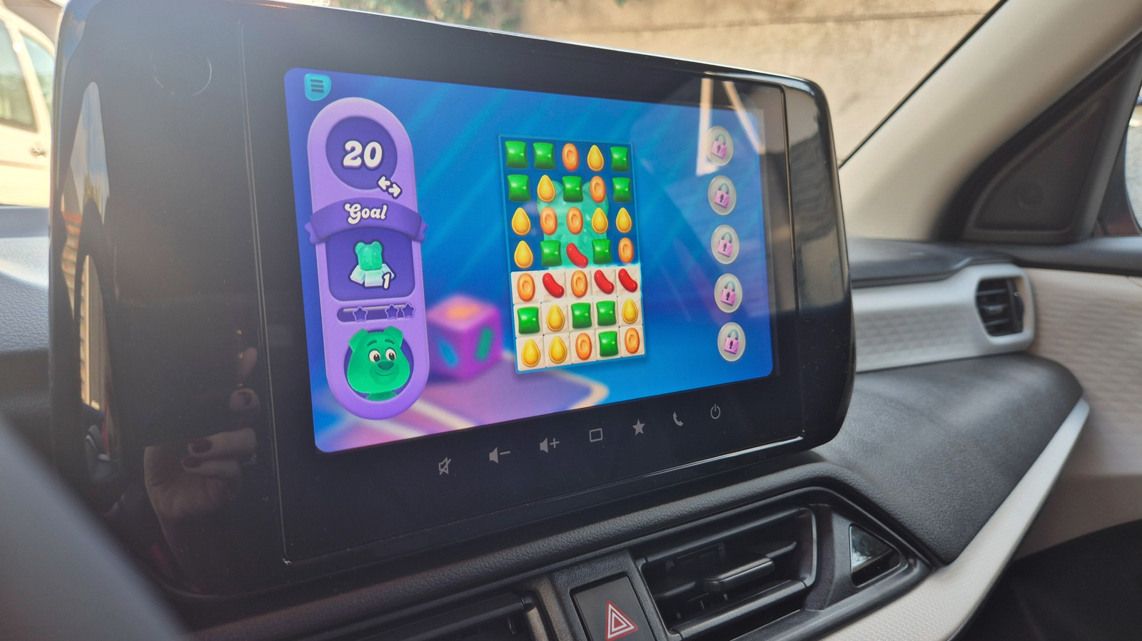 O Android Auto acaba de subir de nível: o suporte a jogos saiu oficialmente da fase beta e mais de 35 títulos já estão prontos para rodar na tela do seu carro. De Angry Birds 2 a Candy Crush Soda Saga e Beach Buggy Racing, as paradas para recarga e as esperas na porta da escola ficaram muito mais divertidas.

Segurança em primeiro lugar: os jogos só funcionam com o carro estacionado e desaparecem na hora em que você engata a marcha. Nada de espelhar a tela do celular—os desenvolvedores precisam criar versões nativas para o Android Auto, o que mantém tudo no tamanho certo e compatível com controles. Para começar, instale os jogos compatíveis pela Play Store, conecte o celular e confira o launcher se eles não aparecerem.