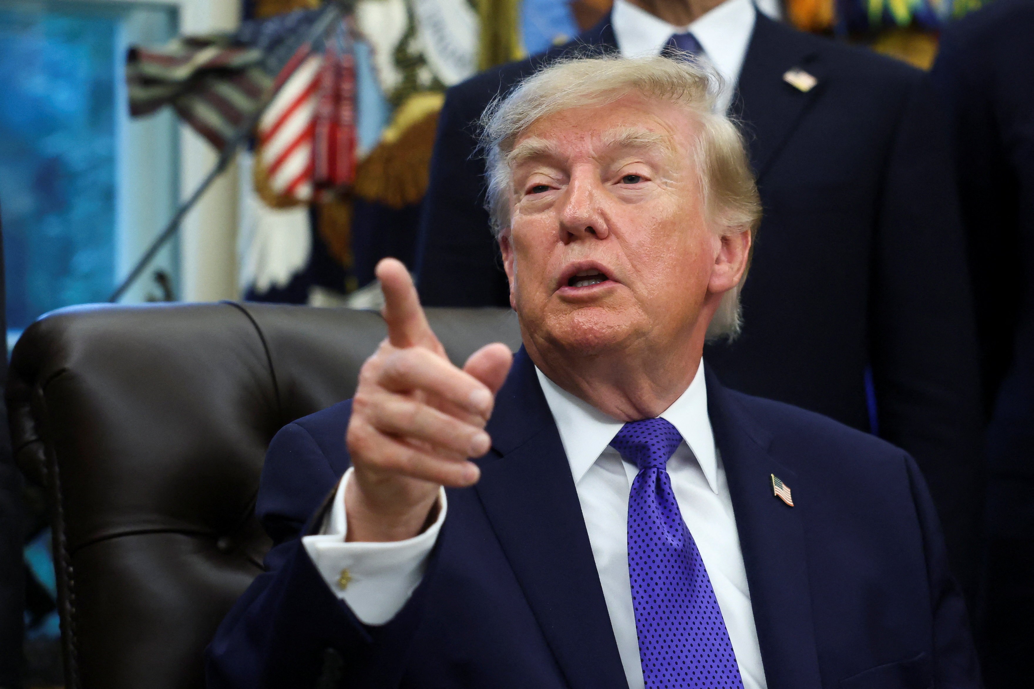 Um confronto decisivo está em curso no Tribunal de Comércio Internacional dos Estados Unidos, que analisa ações contra o tarifaço imposto por Donald Trump a produtos de 60 parceiros comerciais. É a principal arma de pressão econômica do presidente indo a julgamento.

As ações foram apresentadas por quatro pequenas empresas e 25 estados norte-americanos governados por democratas, que argumentam que Trump ultrapassou seus poderes ao taxar tanto aliados como a União Europeia quanto rivais como a China. Para os autores, trata-se de uma tentativa escancarada de recuperar o poder irrestrito de impor tarifas que a Suprema Corte já limitou neste ano.

O governo afirma que as tarifas servem para barrar a entrada de mercadorias produzidas com trabalho forçado, mas os críticos enxergam algo bem mais sombrio: um abuso de poder disfarçado de preocupação moral. Com juízes nomeados por Trump, Obama e Biden no colegiado, a decisão pode redesenhar o comércio global por anos.