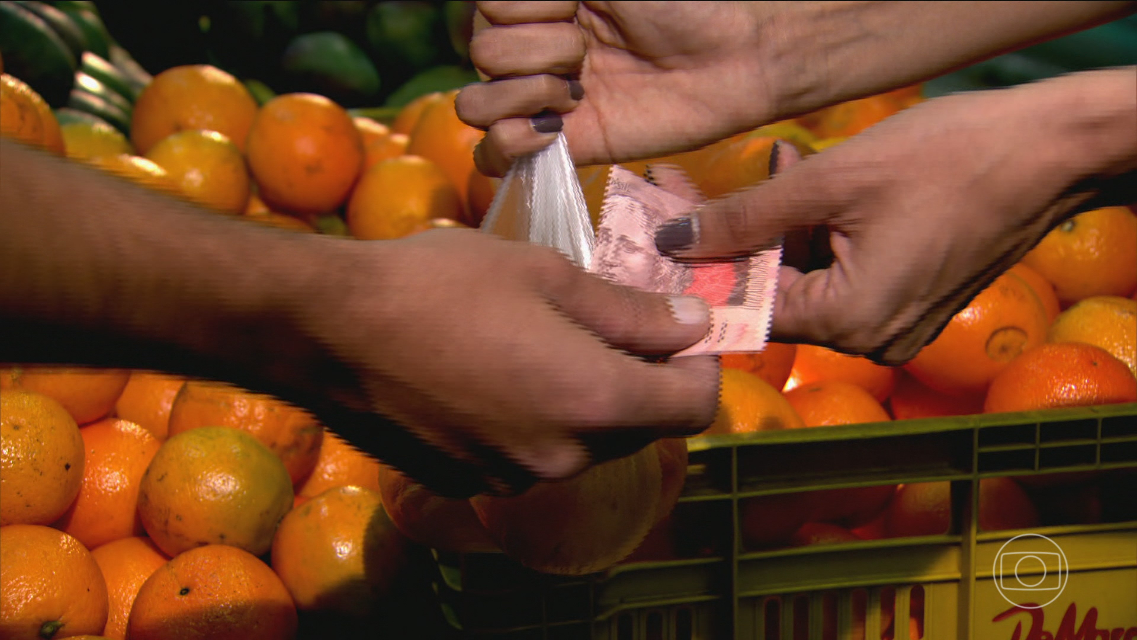 O Ministério da Fazenda revisou para baixo a previsão de crescimento da economia para 2026, agora em 2%, citando o recorde no comprometimento da renda das famílias com o serviço da dívida, o que limita o consumo. As projeções para serviços e indústria também foram reduzidas, enquanto a agropecuária teve leve alta.

Apesar do endividamento estável em proporção da renda, o peso das dívidas atingiu o maior nível da série histórica. A estimativa de inflação caiu para 4,9%, mas riscos como o El Niño e conflitos no Oriente Médio pressionam os preços do petróleo.