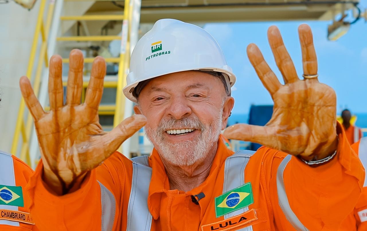 O Brasil deu um passo firme contra o impacto da alta do petróleo no bolso do trabalhador. Lula assinou decreto que reduz os tributos da gasolina em R$ 0,63 por litro e zera os impostos sobre o etanol hidratado, além de medida provisória que garante R$ 1 de subvenção por litro de diesel, com repasse obrigatório ao preço final.

Com o barril do Brent novamente acima de US$ 100, impulsionado pelos conflitos no Oriente Médio, o recado é claro: guerras irresponsáveis não podem ser pagas pelo povo brasileiro. As medidas valem até 5 de outubro, às vésperas da eleição, e reforçam uma economia voltada para as pessoas.