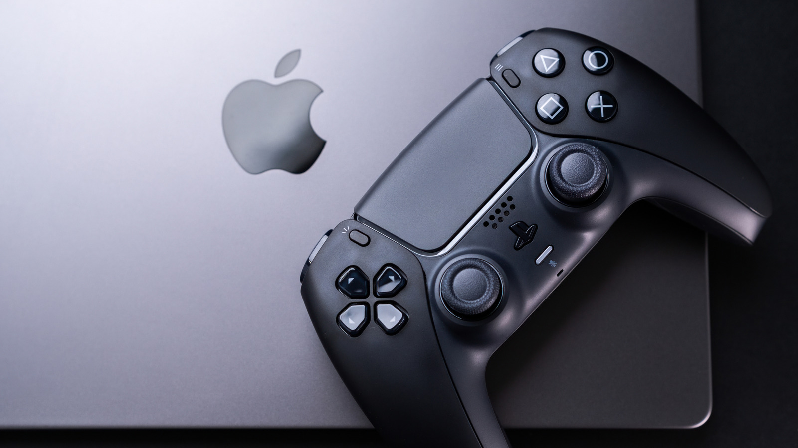 O Apple silicon mudou as regras do jogo. Os MacBooks da linha M agora rodam nativamente títulos pesados como Cyberpunk 2077, Assassin's Creed Shadows e Dead Island 2, e o Gaming Porting Toolkit permite que desenvolvedores levem jogos de Windows para o macOS, então os grandes lançamentos continuam chegando à plataforma da Apple.

O detalhe está no modelo que você escolhe. MacBook Air e Neo sem ventoinha sofrem com jogos pesados, enquanto o MacBook Pro com chip M5 Pro e 24GB de RAM roda a maioria dos lançamentos modernos em configurações altas com boa taxa de quadros. Bases comunitárias como a MacGamingDB ajudam a conferir a compatibilidade antes de baixar gigabytes à toa.

Se o objetivo é desempenho por real investido, um PC com Windows ainda leva vantagem e roda tudo nativamente, e serviços de nuvem como GeForce NOW e Xbox Cloud Gaming transformam qualquer Mac em uma máquina de streaming. Saiba exatamente pelo que está pagando antes de decidir, porque hardware caro deveria entregar experiência de jogo à altura.