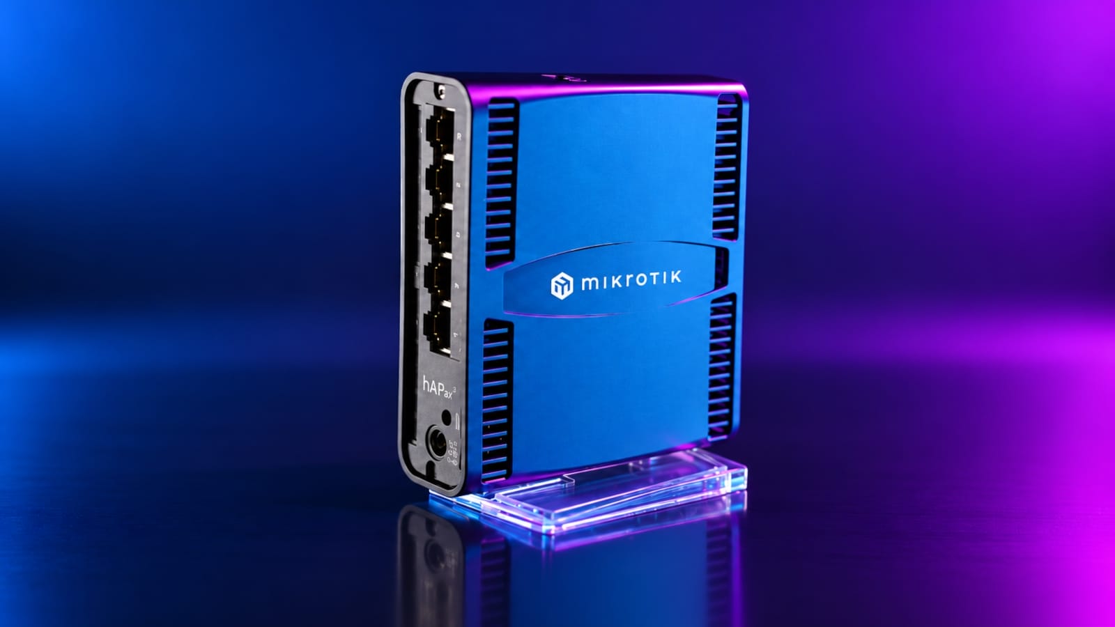 Atacantes estão explorando uma cadeia de duas vulnerabilidades críticas no RouterOS da MikroTik para assumir o controle total de roteadores com SSH exposto à internet. A sequência, apelidada de MikroTrick pela CERT da Polônia, combina um bypass na autenticação SSH com uma falha de escalamento de privilégios para entrar como administrador sem a chave privada legítima.

Com mais de 122 mil dispositivos MikroTik ainda expondo SSH, a necessidade de atualizar ou desativar o acesso remoto é urgente. A MikroTik lançou correções no RouterOS 7.24.2, 7.23.4 e 6.49.21, além de um mecanismo de detecção de comprometimento que identifica alterações não autorizadas na inicialização. Se você usa um roteador MikroTik, atualize agora e restrinja o SSH.