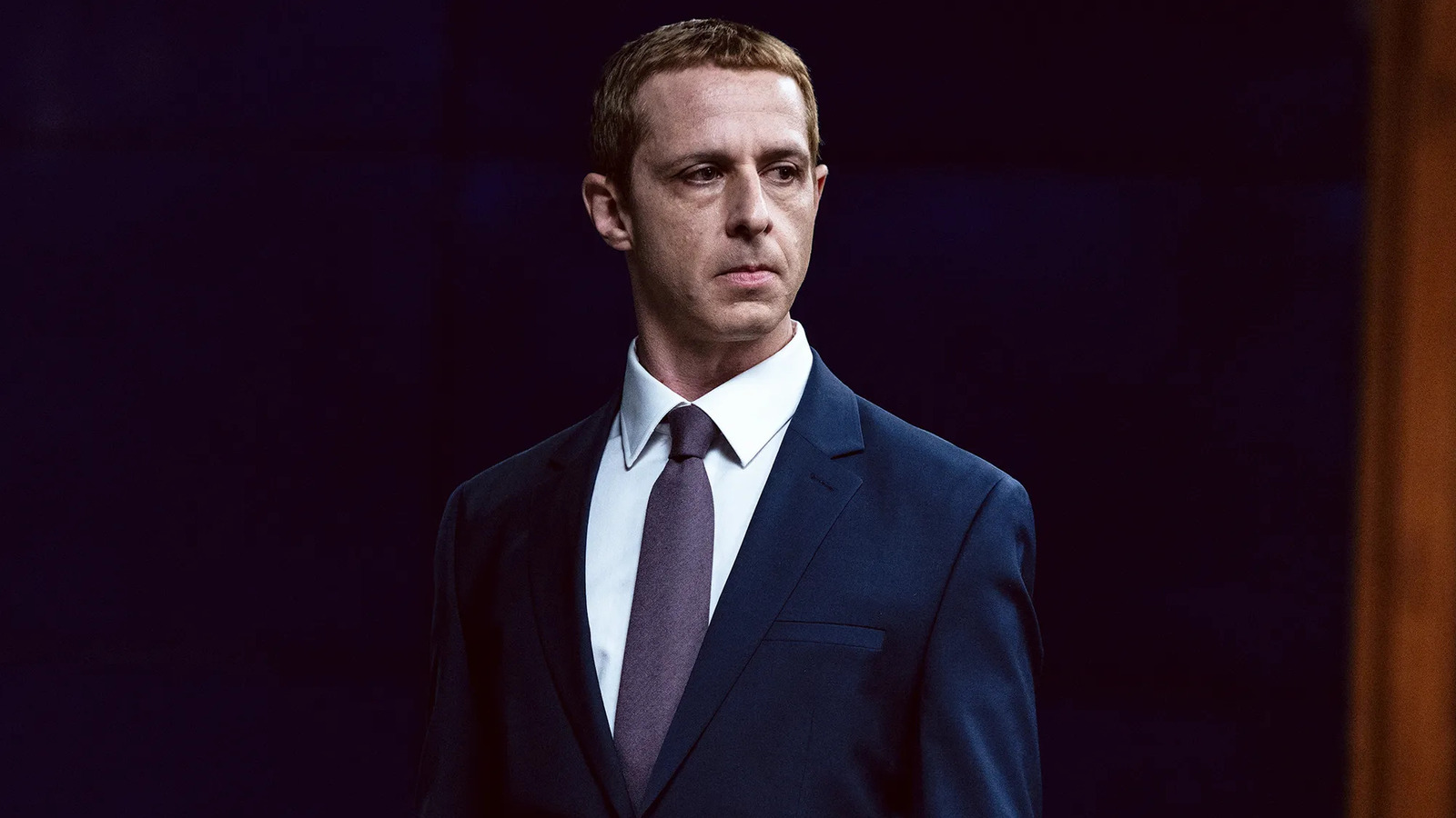 The Social Reckoning chega como um lembrete duro e implacável de tudo o que a Meta preferiria que esquecêssemos. O novo filme de Aaron Sorkin segue a investigação do Wall Street Journal sobre o Facebook, a reportagem que revelou como a empresa sabia que o Instagram destruía a saúde mental de adolescentes e como seus algoritmos empurravam usuários silenciosamente para conteúdos extremistas.

No centro da trama está o confronto entre jornalismo obstinado e uma corporação obcecada por engajamento a qualquer custo. O filme acompanha a engenheira e denunciante Frances Haugen ao ver uma amiga ser radicalizada para o supremacismo branco pela própria plataforma em que ela acreditava, enquanto Mark Zuckerberg aparece como um autômato sem expressão que ignora os achados da própria equipe só porque agir custaria uma fração mínima de engajamento.

O timing não poderia ser mais afiado. A Meta agora empurra sua assistente de IA Muse e seus óculos de vigilância para dentro das nossas vidas enquanto pode enfrentar uma multa de 40 bilhões de dólares pelas mentiras do escândalo Cambridge Analytica. O filme deixa claro: é uma empresa que escolheu repetidamente o crescimento em vez das pessoas, da democracia e da segurança pública, e quase nunca pagou por isso. Pense duas vezes antes de entregar seus dados mais sensíveis.