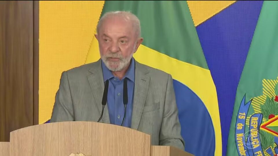 Em uma das viradas políticas mais dramáticas da década, Lula da Silva garantiu o quarto mandato e barrou a onda de extrema-direita que parecia imbatível apenas um mês antes. O que mudou foi organização: uma combinação de atos nas ruas e táticas afiadas nas redes sociais que transformou apatia em uma das mobilizações pró-democracia mais rápidas que o país já viu.

A análise publicada pelo Drops de Jogos defende que o resultado tem peso muito além das fronteiras brasileiras. Com Congresso e Senado conservadores ainda jogando contra, o texto alerta que a guerra não está ganha e cobra responsabilização de juízes que tentaram cercear a campanha, de prefeitos e secretários que impediram eleitores de votar e das Big Techs cujos algoritmos favoreceram o adversário.

O texto também aponta a inovação brasileira como fonte de confiança nacional, do PIX como sistema de transferência instantânea que funciona com qualquer banco e fintech até a pressão por regulação mais dura das bets. A mensagem final é direta: uma batalha vencida em trinta dias de mobilização e um movimento que precisa continuar vivo para defender as pautas sociais daqui pra frente.