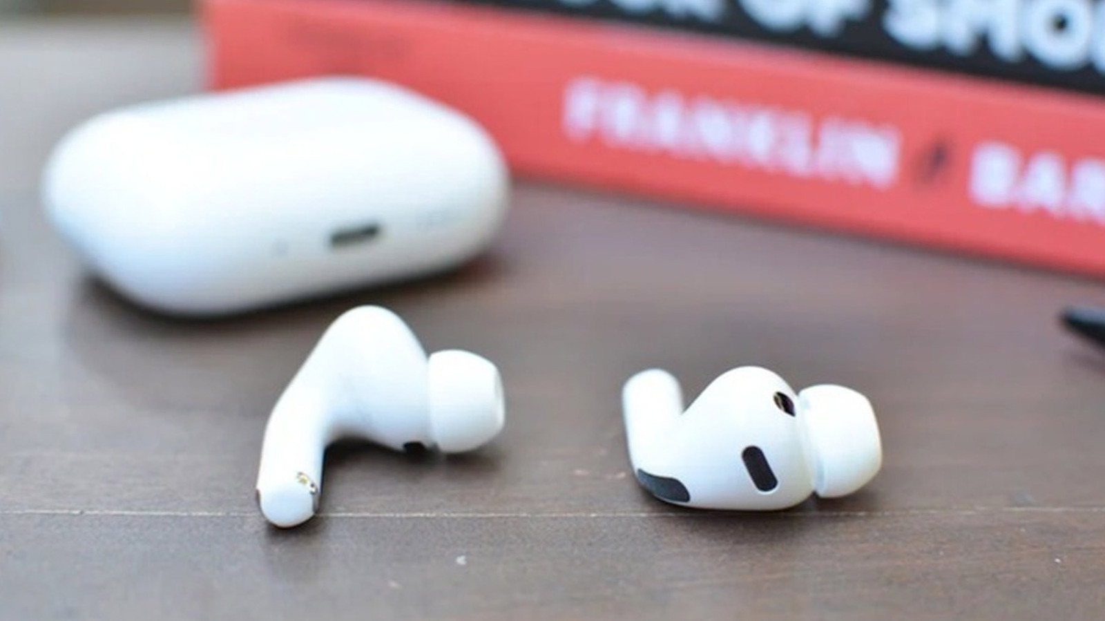 Parece que a Apple deixou o futuro escapar: um vídeo escondido na versão release candidate do macOS Tahoe 26.7 mostra os AirPods com câmera em ação. Os novos fones usam Visual Intelligence para enviar imagens de baixa resolução à Siri, permitindo que você peça para ela lembrar de um livro, identificar algo à sua frente ou salvar para depois.

O vazamento, encontrado pelo MacRumors e compartilhado no X, mostra AirPods parecidos com o Pro atual, mas com a haste mais grossa. Os rumores indicam que eles podem ser anunciados já no próximo mês, no evento do iPhone 18, com um segundo modelo de AirPod com câmera previsto para 2027.

Privacidade já é um ponto de atenção: mesmo com câmeras de baixa resolução, ainda são wearables que podem capturar o mundo ao redor. A Apple supostamente planeja algum indicador quando as câmeras estiverem ativas, mas a ideia de captura visual sempre ligada vai gerar debate.