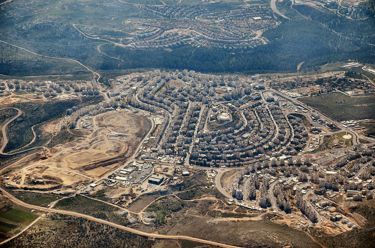 França, Alemanha, Itália, Reino Unido, Noruega e Canadá exigem que Israel pare a licitação do projeto E1 na Cisjordânia ocupada. O plano prevê mais de 1.200 moradias para colonos israelenses a leste de Jerusalém, mais um golpe contra a possibilidade de um Estado palestino contíguo.

O secretário-geral da ONU, António Guterres, classificou a expansão como uma ameaça existencial à criação do Estado palestino. A licitação termina uma semana antes das eleições em Israel, o que, segundo a Peace Now, indica uma tentativa de acelerar a ocupação antes do pleito. A pressão internacional só aumenta.