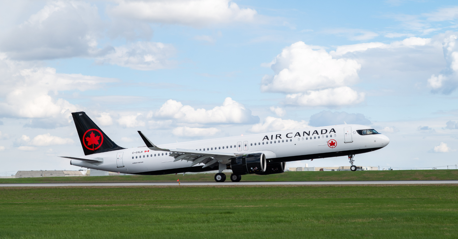A Air Canada confirmou que vai prolongar a suspensão dos seus voos para o Oriente Médio. As operações para Tel Aviv, em Israel, seguem canceladas até 8 de março de 2027, enquanto os voos para Dubai, nos Emirados Árabes Unidos, ficam suspensos até 3 de março. A companhia cita o agravamento da situação militar na região como motivo da decisão.

Quem já comprou passagem para esses destinos deve acompanhar as atualizações no site oficial da aérea para saber mais sobre reembolso e remarcação. A decisão mostra como o cenário de conflito continua pesando sobre a aviação internacional e sobre o planejamento de quem precisa viajar.