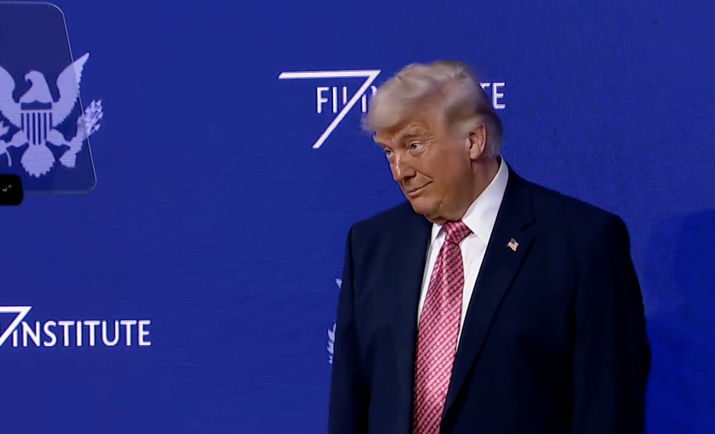 Em entrevista, Donald Trump se recusou a descartar a possibilidade de declarar emergência nacional de segurança para impor controle federal sobre as eleições de meio de mandato de 2026. A ideia surgiu depois que tribunais bloquearam sua ordem executiva que restringia o voto por correspondência, e a Casa Branca recorreu à Suprema Corte.

Com o SAVE America Act travado no Senado, Trump sinaliza que pode tentar ignorar o Congresso e a Constituição para apertar as regras eleitorais. Especialistas alertam que o presidente não pode mudar a lei eleitoral unilateralmente, mas a ameaça já é uma escalada perigosa contra a democracia.