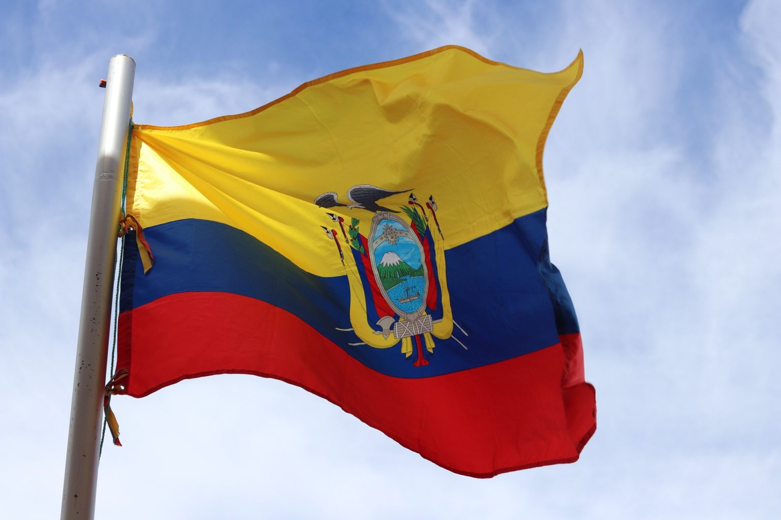 O presidente Trump ampliou a operação antidrogas dos EUA dentro do território do Equador, com navios de guerra, helicópteros Black Hawk e lanchas patrulhando a costa do Pacífico. A ofensiva conjunta escancara a crescente presença militar de Washington na América Latina sob o guarda-chuva do programa Escudo das Américas.

A escalada levanta alarmes: ataques contra supostas embarcações de traficantes já teriam causado mais de 200 mortes, e organizações de direitos humanos denunciam que barcos de pesca artesanal estão na mira. O presidente de direita Daniel Noboa facilitou a entrada de militares americanos sem visto e com imunidade migratória por 180 dias, ignorando o referendo de 2025 que rejeitou bases militares permanentes dos EUA no país.

Mais do que combate ao narcotráfico, a operação escancara uma intervenção imperialista que atropela a soberania equatoriana e coloca vidas civis em risco. As comunidades locais e as vítimas dessa guerra militarizada merecem justiça, não mais bombas.
