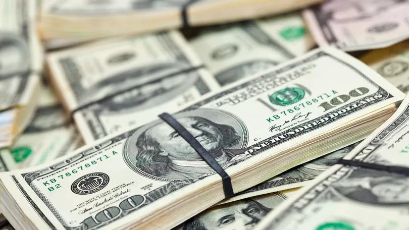 O dólar fechou em alta de 0,89% nesta quinta-feira, cotado a R$ 5,2202, enquanto o Ibovespa avançou 0,46%, aos 187.197 pontos, impulsionado pelas ações da Petrobras. Novas tensões no Oriente Médio pressionaram o petróleo depois que três petroleiros foram atingidos no Estreito de Ormuz, e o Irã avisou que, se suas exportações continuarem bloqueadas, nenhum outro país da região conseguirá exportar petróleo. O Brent subiu 4,55%, a US$ 102,58, e o WTI ganhou 2,81%, a US$ 93,23.

Investidores também repercutiram o PCE americano, que ficou em 3,4% em agosto na comparação anual, abaixo do esperado, reduzindo o temor de alta dos juros do Fed em outubro. O dado ainda mantém pressão sobre a Selic e o câmbio no Brasil. As atenções agora se voltam para a nova pesquisa Datafolha antes do debate presidencial da Globo, adicionando incerteza política a um mercado já volátil.
