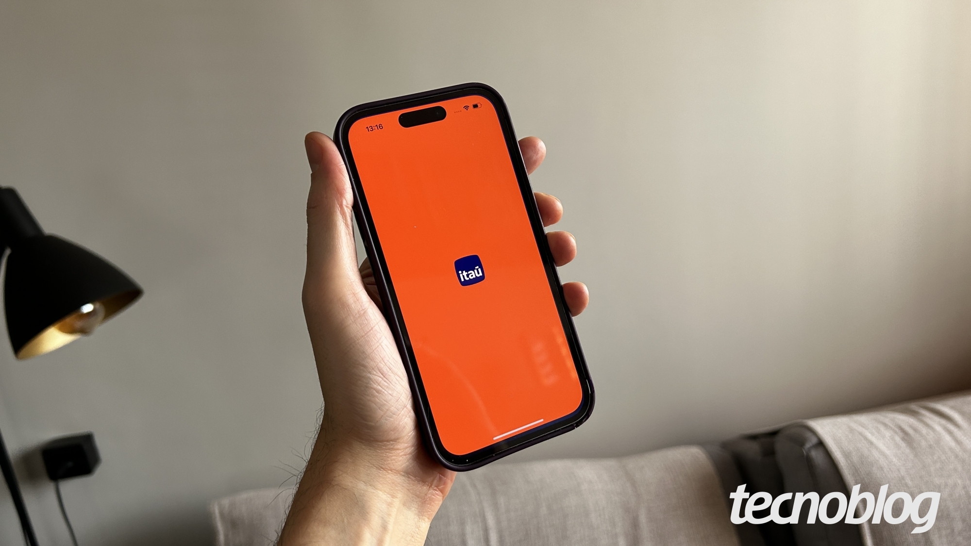 O Itaú Unibanco acaba de lançar o Itaú Pay, um novo meio de pagamento que permite concluir compras online pelo aplicativo do banco sem informar dados de cartão ou copiar códigos. O cliente pode escolher entre débito em conta ou crédito, com parcelamento estendido para correntistas elegíveis.

A estreia acontece na Decolar e, nas próximas semanas, o serviço será expandido para plataformas como Raia Drogasil, Localiza, Zig e Ebanx. Segundo o Itaú, a solução ajuda lojistas a aprovar mais transações, simplificar o checkout e reduzir custos com fraude ao unir dados do cliente, concessão de crédito e processamento de pagamentos em um só ecossistema.