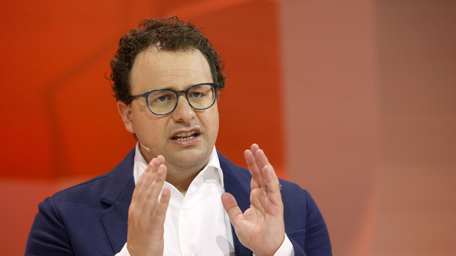 Em um movimento inovador para priorizar a segurança da IA, a Anthropic fez parceria com a Accenture para integrar avaliadores terceirizados em suas operações. As duas empresas estão investindo pelo menos US$ 1 bilhão cada ao longo dos próximos cinco anos, totalizando um compromisso massivo de US$ 2 bilhões para garantir que modelos de IA de fronteira sejam desenvolvidos de forma responsável.

Esta iniciativa faz parte do plano do CEO da Anthropic, Dario Amodei, de desacelerar o desenvolvimento da IA com a introdução de supervisão independente. Os avaliadores da Accenture monitorarão o treinamento dos modelos, revisarão decisões de implantação e entrevistarão funcionários, marcando uma nova era de transparência na governança da IA.