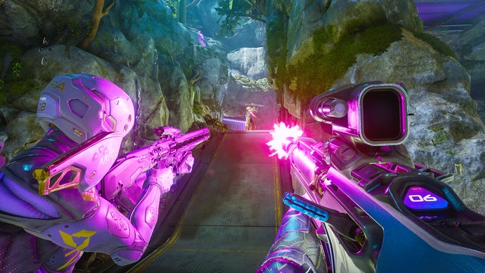 A 1047 Games anunciou o fim do desenvolvimento ativo de Empulse e Splitgate: Arena Reloaded. A partir de 3 de setembro, os servidores dedicados e o matchmaking serão desligados, deixando os dois jogos na mão de hospedagem peer-to-peer. O estúdio afirma que a receita dos títulos não cobre mais o custo de manter os servidores.

A decisão chega depois de uma temporada turbulenta para Splitgate 2, marcada por um boné estilo 'Make FPS Great Again', um pacote cosmético de US$ 145 e várias ondas de demissões. É mais um alerta sobre o custo humano do modelo de jogos como serviço. Enquanto a 1047 Games promete continuar amando fazer jogos, a indústria precisa proteger seus desenvolvedores e a criatividade em vez de perseguir lucro a qualquer custo.