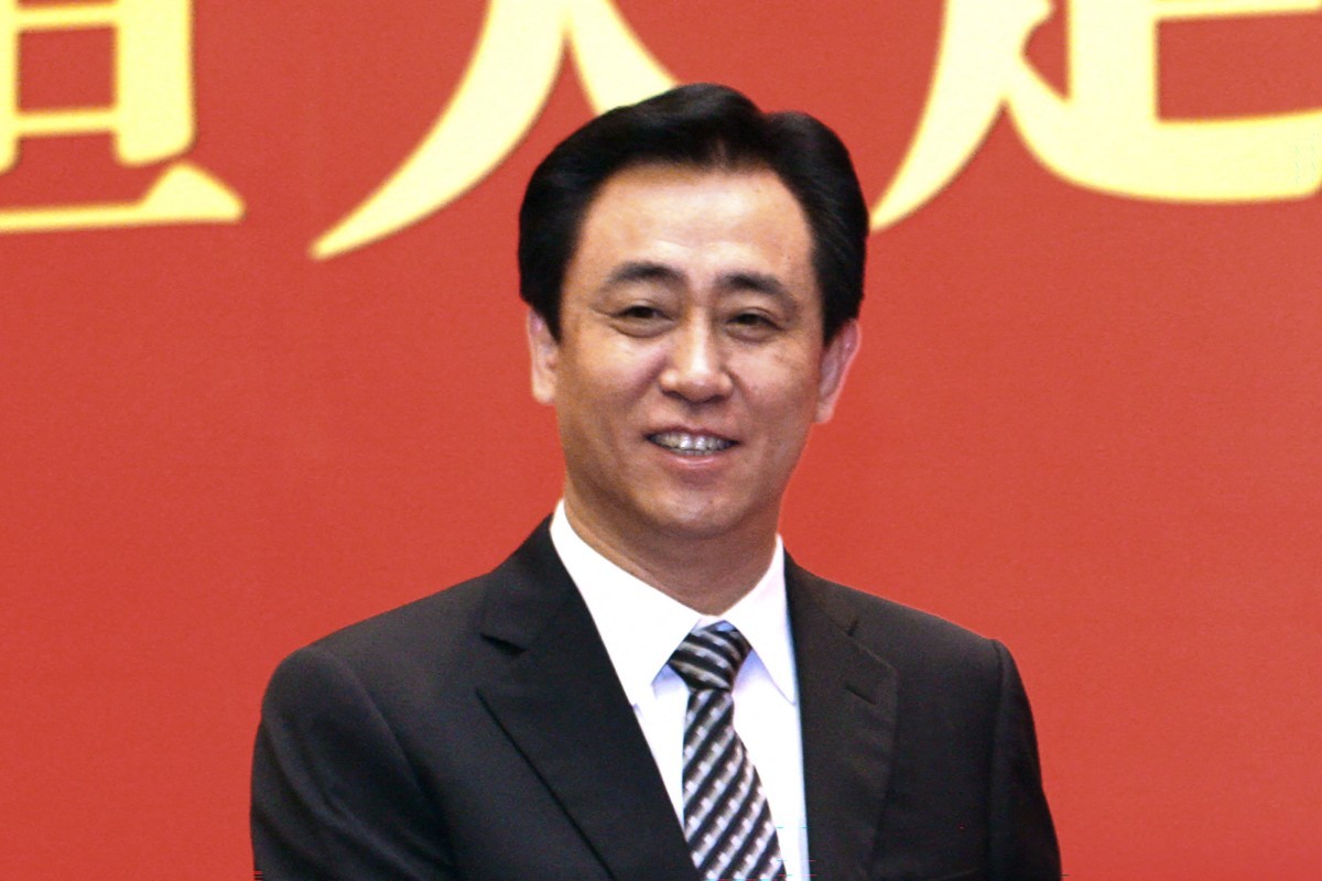 O fundador da Evergrande, um dia a maior incorporadora imobiliária da China, foi condenado à prisão perpétua. Hui Ka Yan, também conhecido como Xu Jiayin, declarou-se culpado de oito acusações, incluindo desvio de recursos, fraude na captação de fundos e captação ilegal de depósitos do público. A Justiça chinesa também ordenou o confisco de todos os seus bens pessoais.

A sentença encerra um capítulo dramático de uma crise que abalou os mercados globais. A Evergrande entrou em inadimplência em 2021 com cerca de US$ 300 bilhões em dívidas, tornando-se o símbolo da crise imobiliária chinesa. O tribunal ainda aplicou multas bilionárias à empresa e à sua principal subsidiária, enquanto outros cinco executivos foram condenados a penas de seis a dezoito anos.