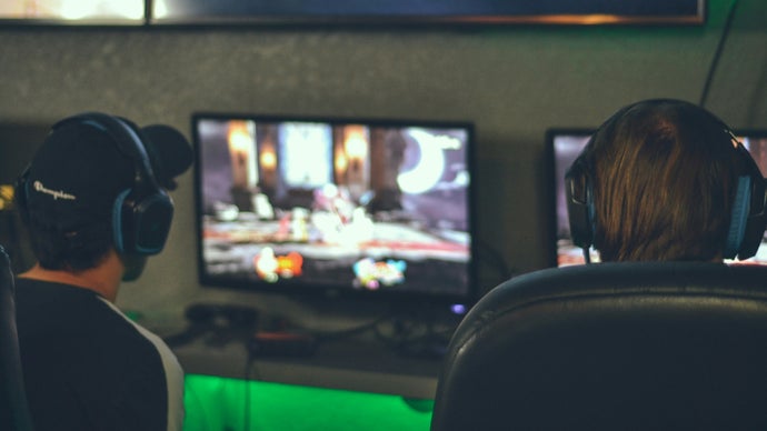 A receita global de conteúdo de games deve subir de US$ 204,4 bilhões em 2025 para US$ 229,1 bilhões até 2030, uma taxa de crescimento anual composta de apenas 2,3%, segundo a S&P Global Market Intelligence Kagan. O PC deve liderar, com receita chegando a US$ 49,23 bilhões, enquanto o cloud gaming cresce mais rápido e a Ásia-Pacífico mantém a maior fatia do mercado.

O crescimento dos consoles vai depender de Grand Theft Auto 6 e das vendas do Nintendo Switch 2, mas a linha Xbox Series enfraqueceu drasticamente. A S&P prevê que o PC comece a canibalizar a receita de software do Xbox até 2030, depois de a Xbox já registrar queda de 29% na receita de hardware e um tombo de US$ 1,7 bilhão.

A projeção escancara uma indústria cada vez mais voltada a monetizar quem já joga, com retenção em live-service, assinaturas e compras dentro do jogo, em vez de expandir com criatividade. Esse manual lucro-acima-de-tudo, somado a preços mais altos, custos de desenvolvimento maiores e ciclos longos, segue alimentando demissões em massa e fechamentos de estúdios. Crescimento de verdade deveria vir de bem-estar para desenvolvedores, produção sustentável e integridade criativa, não só de espremer ainda mais o mesmo público.