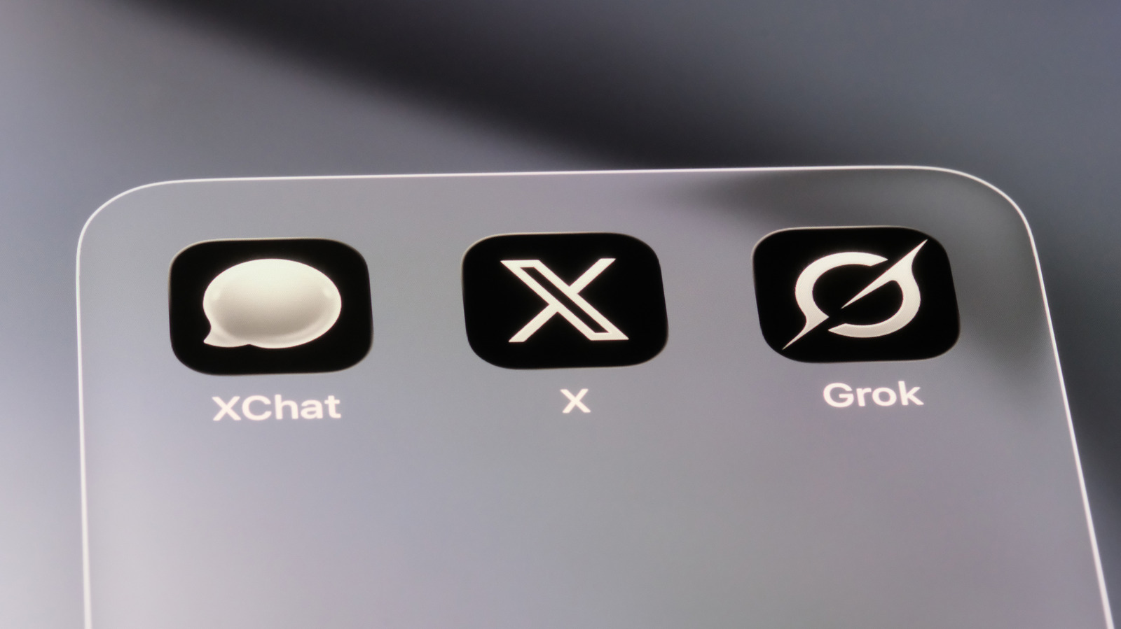 A X acabou de reescrever as regras de como as gigantes de tecnologia empacotam seus serviços. Uma única assinatura agora reúne o X Premium, a suíte de IA Grok e a plataforma de programação Cursor, transformando uma pilha espalhada de planos em uma só assinatura enxuta.

Os preços começam em 8 dólares por mês no plano Plus, sobem para 30 dólares no Premium e chegam a 200 dólares no Ultra, que libera o acesso mais antecipado a todos os modelos com 20 vezes a capacidade de uso do plano de entrada. Equipes e empresas ganham opções personalizáveis, e o movimento sinaliza uma nova era de consolidação em super apps.

Se você procura ferramentas de IA poderosas para criar apps e rodar grandes modelos de linguagem do seu jeito, o Abacus.AI é uma alternativa de destaque que vale conhecer em pad.vg/abacus.
