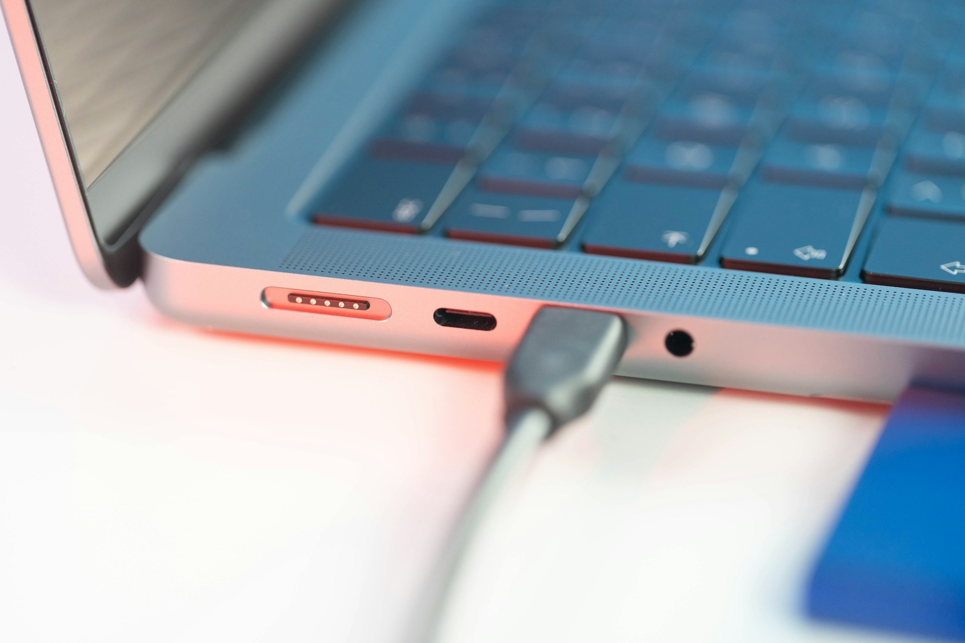 A dúvida se deixar o notebook ligado na tomada o dia inteiro prejudica a bateria não tem uma resposta única. Em modelos mais novos, o sistema costuma consumir energia direto da fonte, sem passar pela bateria, o que reduz o desgaste extra. Mesmo assim, calor, ciclos de carga e descarga continuam afetando a vida útil.

Fabricantes divergem: a Lenovo afirma que não há sobrecarga, mas recomenda limitar a carga a 80% ou menos; a Dell sugere desconectar de vez em quando; e a HP alerta que o uso prolongado na tomada pode descalibrar a bateria. Impactos físicos, temperaturas extremas e carregadores não originais também são grandes vilões. A dica é seguir o manual do seu modelo e evitar manter o aparelho a 100% em ambientes quentes.