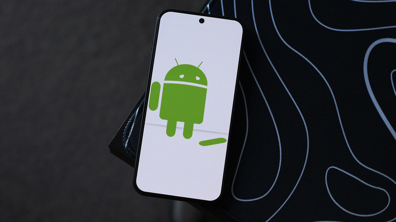 Seu aplicativo Android favorito está fechando do nada? Isso pode ser irritante, mas na maioria das vezes o problema é uma atualização com bug, não o celular. Acesse a Play Store para ver se há atualizações pendentes, depois vá em Informações do app, limpe o cache e force a parada antes de tentar medidas mais drásticas.

Se o erro continuar, limpe os dados do app ou reinstale por completo para eliminar arquivos corrompidos. E se a versão mais recente for a culpada, o Android permite instalar uma versão estável antiga via APK, de fonte confiável como APKMirror, como solução temporária.

Reiniciar o celular, atualizar o sistema e muito mais: este guia reúne os passos práticos para acabar com os crashes e manter seus apps rodando sem problemas.