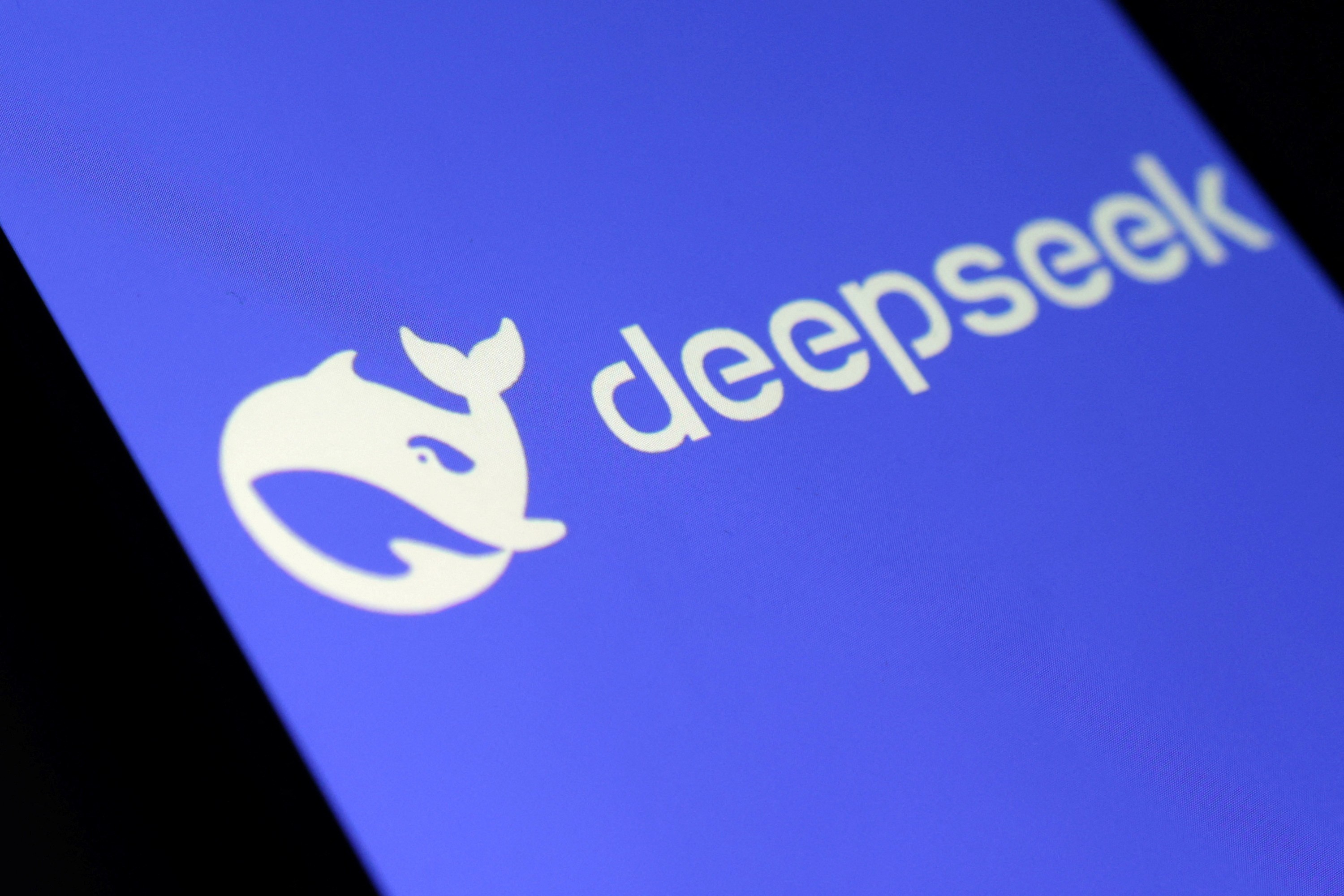 O Departamento de Segurança Interna dos EUA determinou a remoção dos produtos DeepSeek e de serviços de terceiros baseados no modelo chinês de IA dos sistemas de TI das agências federais civis, além de proibir novas compras. O DHS alega múltiplos vetores de ameaça e afirma que dados sensíveis do governo podem acabar na China.

Pequim não demorou a reagir. O Ministério do Comércio da China exigiu que os EUA corrijam imediatamente as práticas incorretas e revoguem as medidas restritivas discriminatórias, prometendo adotar todas as medidas necessárias para proteger seus interesses. O órgão também criticou as novas sanções americanas contra cinco entidades chinesas acusadas de roubo de segredos comerciais de IA.

Por trás do discurso de segurança nacional, o roteiro é conhecido: Washington fecha as portas para a tecnologia estrangeira enquanto sua própria máquina de vigilância segue crescendo. A proibição ao DeepSeek tem menos a ver com proteger usuários e mais com defender domínio de mercado, e a resposta furiosa da China mostra que a guerra fria da IA está só começando.