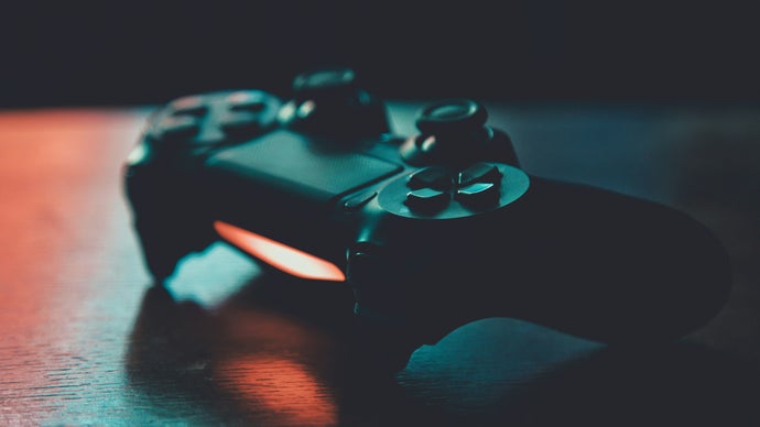 A Sony Interactive Entertainment estaria enviando aos desenvolvedores um dos maiores questionários que já fez, e escondida nele está uma pergunta carregada de intenção: o que vocês acham de acabarmos com os jogos físicos? Segundo o canal Moore's Law is Dead, a pesquisa investiga de forma indireta se os criadores veem algum problema na forma como os jogos são vendidos em disco, enquanto a empresa já sinalizou planos de encerrar a produção de mídia física a partir de janeiro de 2028.

O discurso corporativo é o de sempre: o digital vende mais, cerca de quatro de cada cinco jogos de PlayStation hoje são comprados online, e então o disco é pintado como vítima inevitável do progresso. Mas sejamos honestos sobre o que isso realmente é. Acabar com a mídia física não é conveniência, é controle. Um futuro só digital prende o jogador a uma única loja, elimina o direito de revenda, destrói o mercado de usados e entrega à Sony o poder de desligar a sua compra quando quiser.

Colecionadores e defensores da preservação estão revoltados, e com razão. Especialistas como Iam8bit e Lost in Cult classificaram a medida como profundamente decepcionante e profundamente triste, enquanto desenvolvedores a chamam de devastadora. Jogos são cultura, não um feed de assinatura, e trocar a posse por uma licença que você nunca segura de verdade é um péssimo negócio disfarçado de inovação.