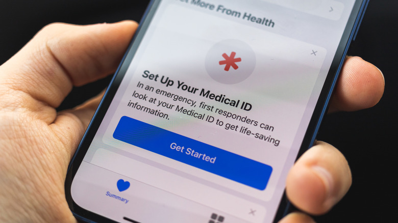 Seu iPhone pode ser um verdadeiro salva-vidas em uma emergência - mas só se você gastar alguns minutos configurando os recursos de segurança integrados. O ID Médico dá aos socorristas acesso imediato às suas alergias, medicamentos, tipo sanguíneo e condições de saúde, mesmo com a tela bloqueada. Adicione contatos de emergência confiáveis e eles serão avisados com sua localização quando você acionar o SOS de Emergência.

Do recurso de detecção de acidentes até mensagens via satélite nos modelos mais novos, o kit de emergência do iPhone é poderoso. E a melhor parte: a configuração leva só alguns minutos. Não espere até ser tarde demais - configure esses recursos hoje e mantenha seus familiares e equipes médicas informados quando cada segundo importa.
