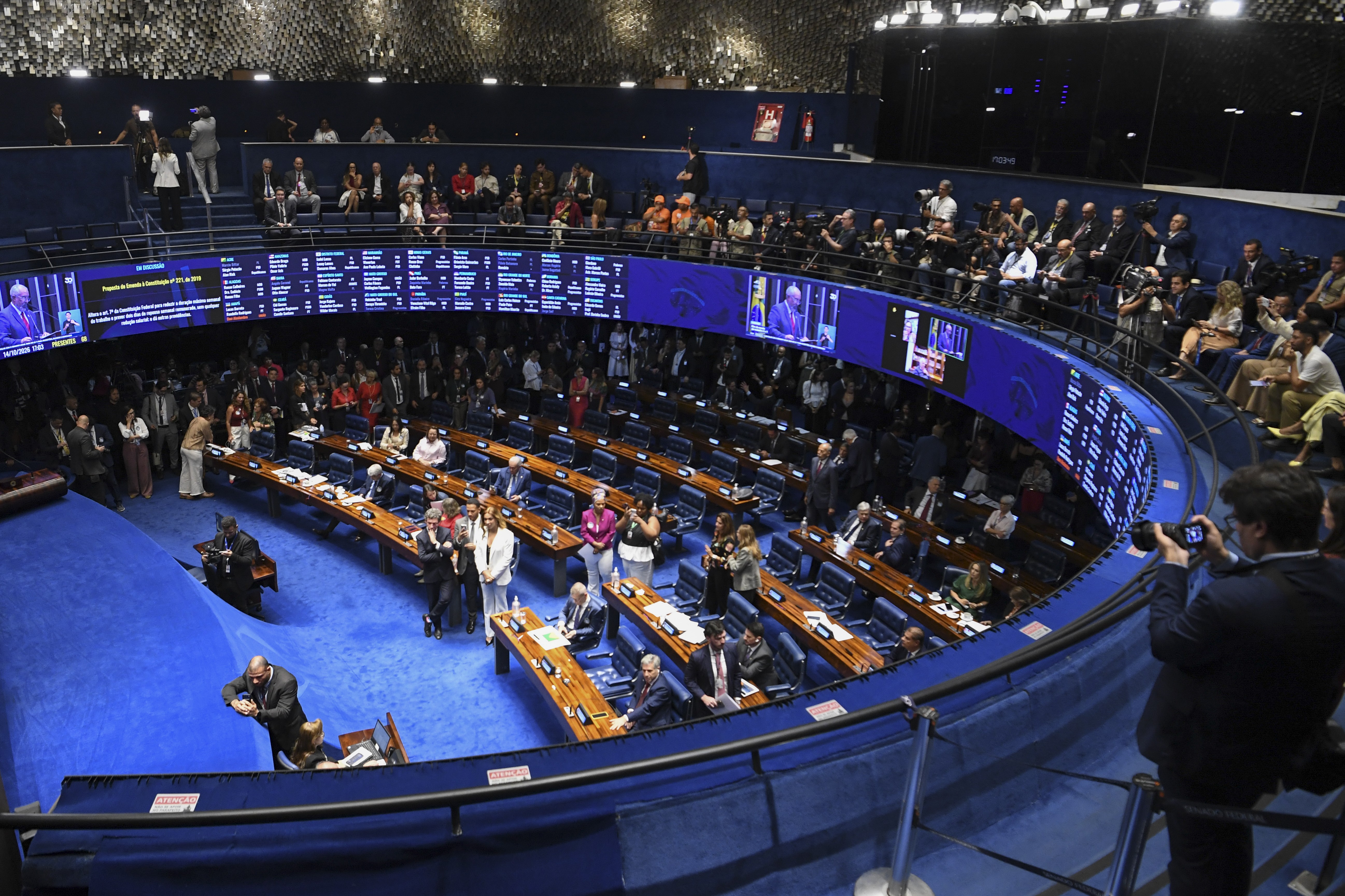 O Brasil está prestes a fazer história com uma reforma trabalhista que acaba com a cruel escala 6x1 e garante dois dias de folga remunerada por semana, em vez de apenas um. A transição começa após a promulgação: em dois meses, a jornada cai para 42 horas semanais; em um ano, para 40 horas, sem redução de salário.

Depois de 14 meses, a jornada máxima reduzida se torna definitiva. Horas extras e banco de horas continuam permitidos, mas apenas dentro dos novos limites e de acordos coletivos. Categorias essenciais e profissionais de alta renda têm regras específicas, mas o direito a dois dias de descanso semanal permanece garantido.

O Congresso entregou uma vitória histórica para a classe trabalhadora e rejeitou a lógica de que o lucro vale mais que saúde, família e dignidade. Agora a luta é pela implementação, e os sindicatos precisam garantir que nenhum direito seja desmontado.