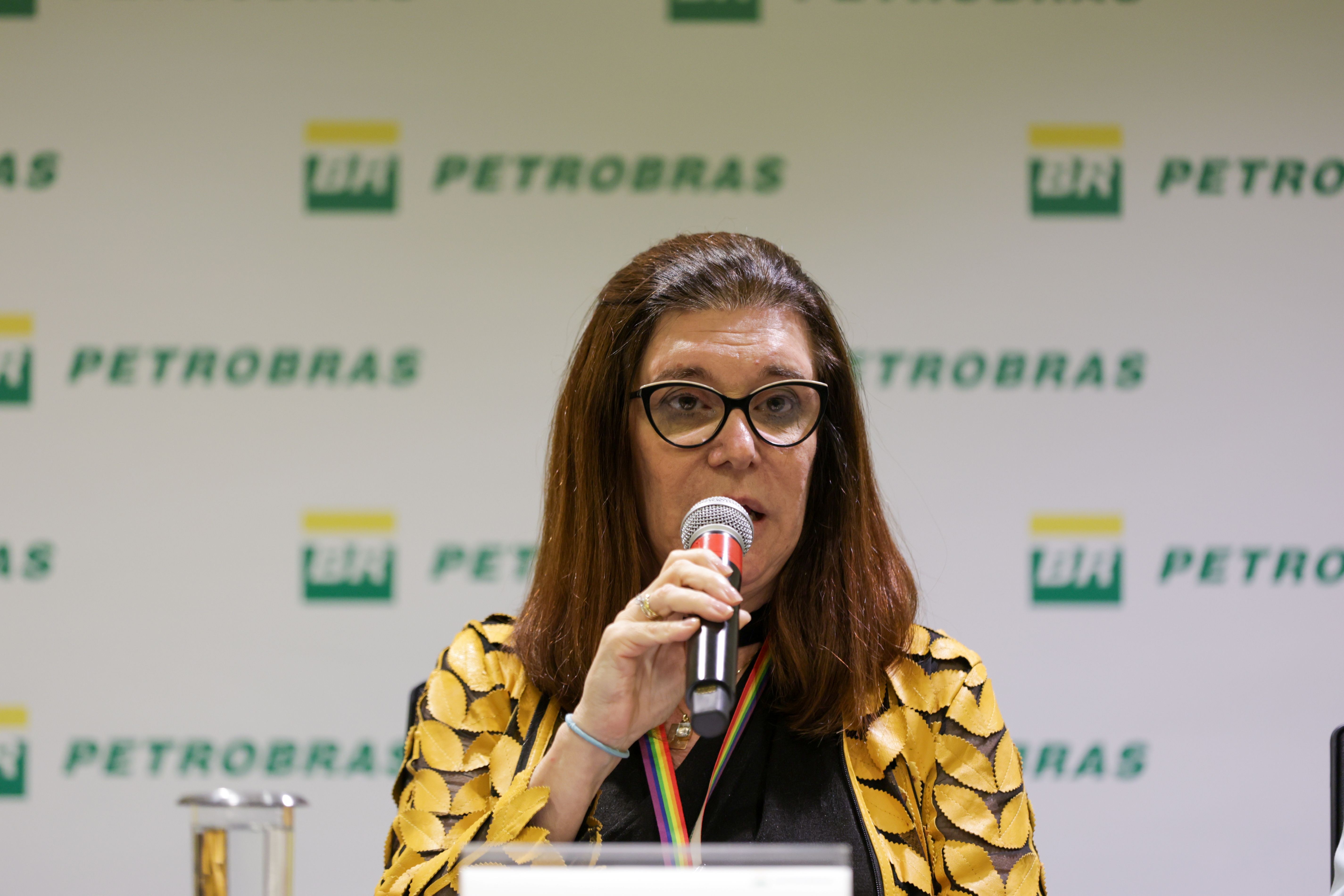 A presidente da Petrobras, Magda Chambriard, anunciou que a nova descoberta de petróleo no poço Morpho, na costa do Amapá, confirmou óleo de boa qualidade. A estatal já havia encontrado petróleo no mesmo poço em agosto, e agora uma zona mais profunda revelou novo potencial.

A operação deve ser concluída até o fim de outubro, quando a sonda será deslocada para a Bacia Potiguar para perfurar o prospecto Mãe de Ouro. A descoberta acirra o debate sobre a exploração de petróleo na Foz do Amazonas, uma fronteira ambiental sensível onde a busca por combustíveis fósseis colide com a proteção do clima e da biodiversidade.