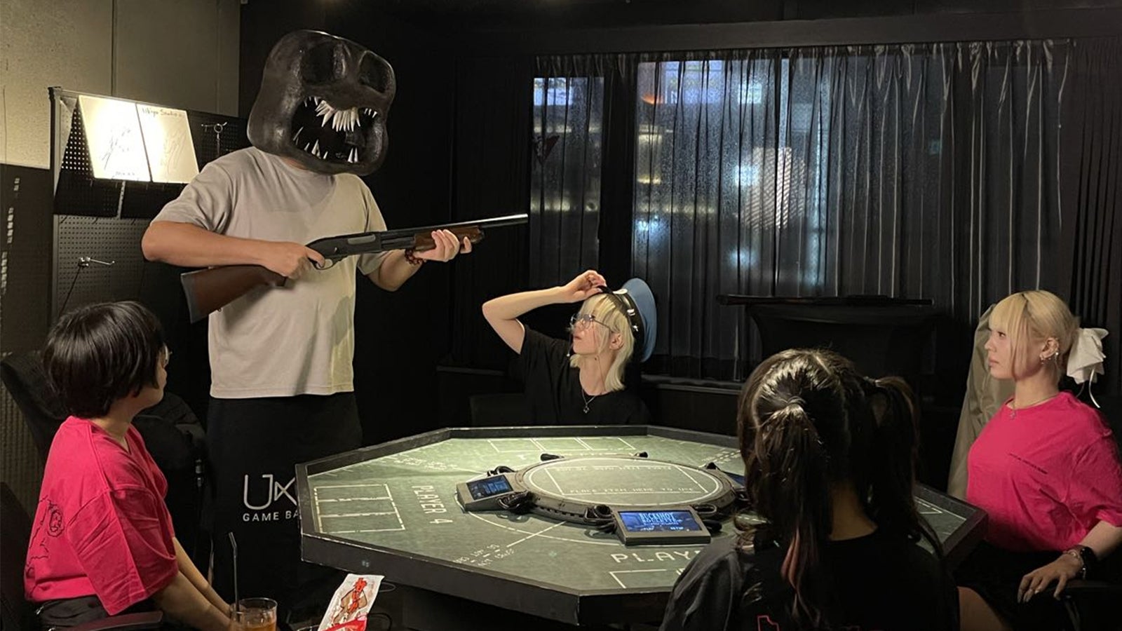 O Ukiyo Game Bar, em Tóquio, está transformando o sucesso indie Buckshot Roulette em uma experiência presencial que já viralizou nas redes sociais. Os visitantes podem reservar uma vaga até 9 de novembro de 2026 para encarar um dealer mascarado, uma arma de brinquedo e uma recriação da tensa mesa do jogo com mecânicas não letais.

O bar também aposta em drinks temáticos, incluindo um coquetel inspirado em Arctic Eggs feito com apoio do desenvolvedor e decorado com uma goma em formato de ovo frito. É uma celebração criativa da cena indie que transforma um sucesso viral em uma noite inesquecível em Tóquio.