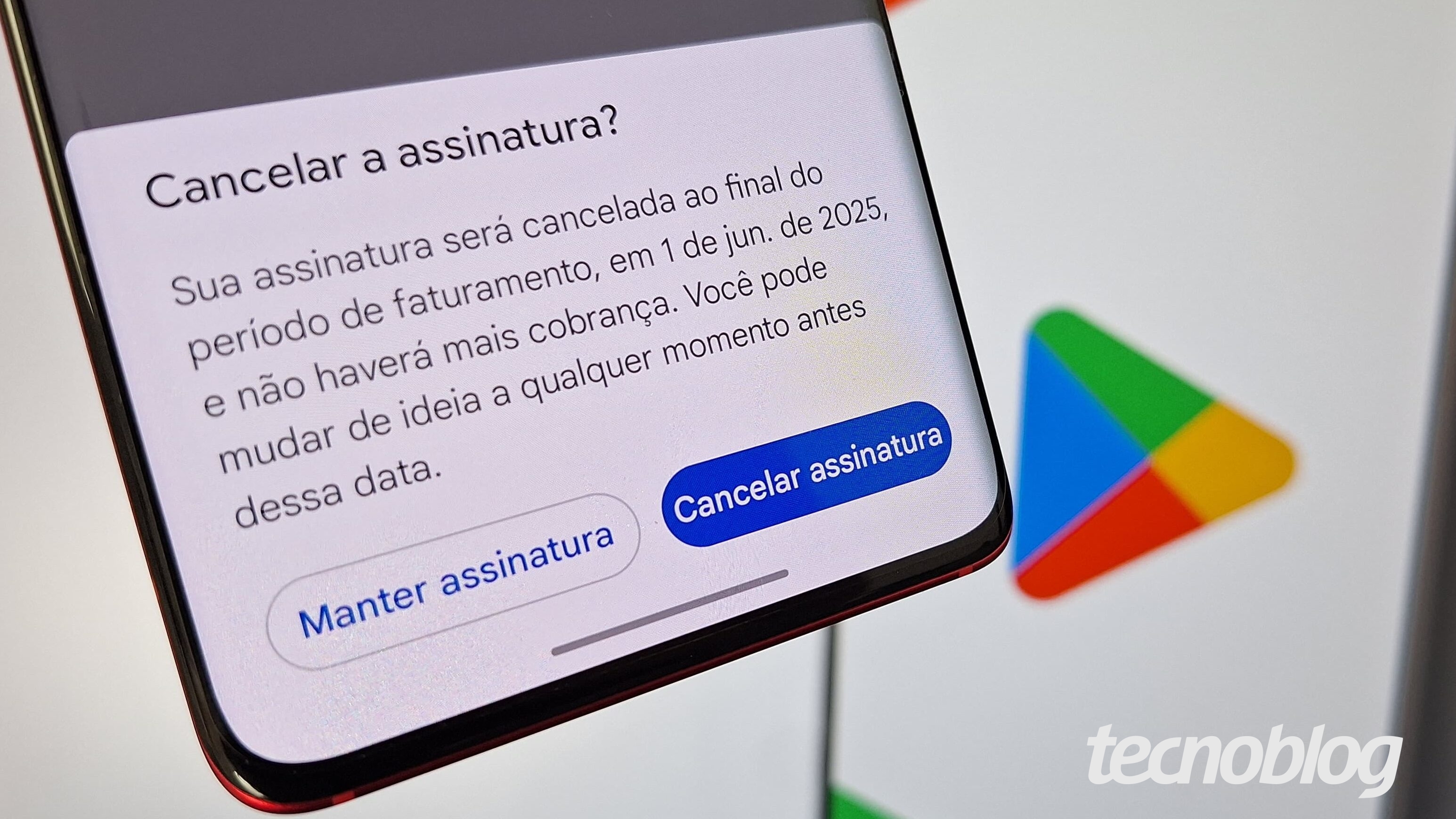 Nova York acaba de dar um golpe direto nas armadilhas de assinatura. Com a nova lei em vigor, empresas não podem mais obrigar você a enfrentar uma maratona de obstáculos para cancelar um serviço que assinou com um único clique.

Se a empresa permite contratar pela internet, agora precisa permitir cancelar pela internet também. Chega de labirintos por telefone, botões escondidos de propósito ou renovações automáticas silenciosas. Quem descumprir a regra pode levar multas a partir de 525 dólares e fica proibido de cobrar pela devolução de produtos fornecidos gratuitamente.

O prefeito Zohran Mamdani resumiu bem: se uma empresa pode tirar o seu dinheiro com um clique, você deve poder reavê-lo com um clique. Uma vitória enorme do consumidor sobre a conveniência corporativa movida a lucro, e um modelo que o Congresso brasileiro já corre para copiar.