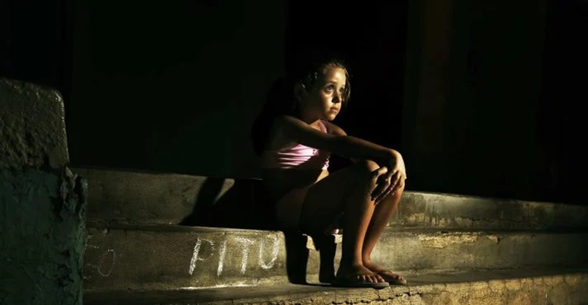 Os Estados Unidos acabam de estender a guerra econômica contra Cuba, mantendo um bloqueio que sufoca a ilha. Hospitais ficam sem analgésicos e antibióticos, apagões deixam até 64% do país sem energia e o mundo quase não reage. Não é uma crise — é um crime em câmera lenta.

De Havana a Brasília, a solidariedade virou alvo. Autoridades dos EUA detêm viajantes que voltam da ilha e sancionam grupos de amizade, enquanto Trump e Rubio apertam o cerco. O silêncio precisa acabar: falar de Cuba, compartilhar a verdade e exigir o fim do embargo é o mínimo que a humanidade pode fazer.
