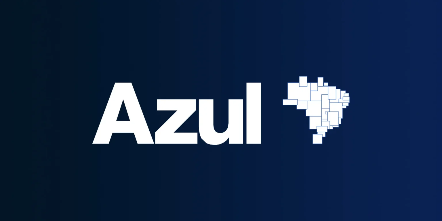 Precisando viajar mais cedo do que o planejado? A Azul permite antecipar o voo reservado para uma partida mais cedo no mesmo dia, tanto em rotas nacionais quanto internacionais. As condições mudam conforme a tarifa, o nível no Azul Fidelidade e o canal usado para a solicitação — e em alguns casos, a mudança sai de graça.

Clientes Topázio, Safira, Diamante e Diamante Unique têm antecipação gratuita em voos nacionais, enquanto passageiros sem cadastro ou com nível Azul Fidelidade podem pagar uma taxa dependendo da tarifa. No aplicativo dá para fazer a troca de forma simples; no portão, ainda dá para tentar se você estiver só com bagagem de mão.

Este guia traz todas as regras, valores e dicas para você antecipar seu voo sem sustos, economizar tempo no aeroporto e aproveitar melhor a viagem.
