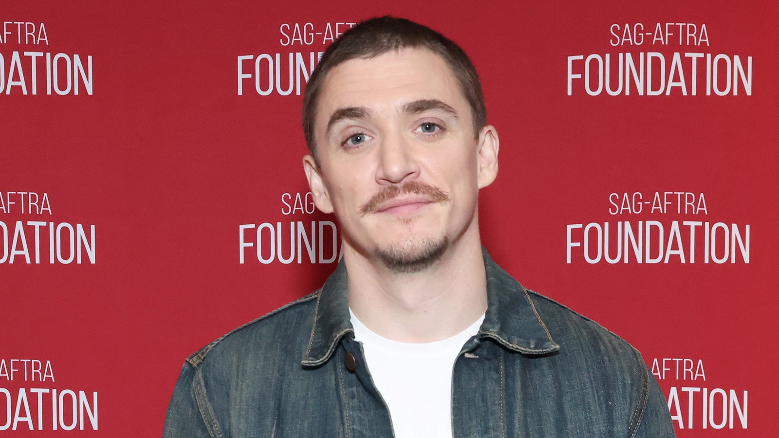 A Paramount está oficialmente desenvolvendo um filme live-action de Cyberpunk 2077, e a internet simplesmente enlouqueceu. O ator Kyle Gallner, de Sorria 2, não perdeu tempo e publicou uma foto com o corte raspado que imita o visual icônico de V, com a legenda 'Take me to night city'. A mensagem foi direta e clara.

Os fãs já estão escalando o filme na cabeça, imaginando Gallner trocando farpas com o Johnny Silverhand de Keanu Reeves e chamando a escolha de perfeita. O co-CEO da CD Projekt Red, Michał Nowakowski, jogou mais lenha na fogueira ao dizer que a Paramount compartilha das ambições criativas do estúdio para a franquia e que mais detalhes virão na hora certa.

Night City nunca esteve tão movimentada. Com Edgerunners 2 chegando à Netflix em 20 de outubro de 2026, não existe momento melhor para se reconectar e jogar o game que deu origem a tudo isso. É o renascimento cyberpunk que prometeram para a gente.