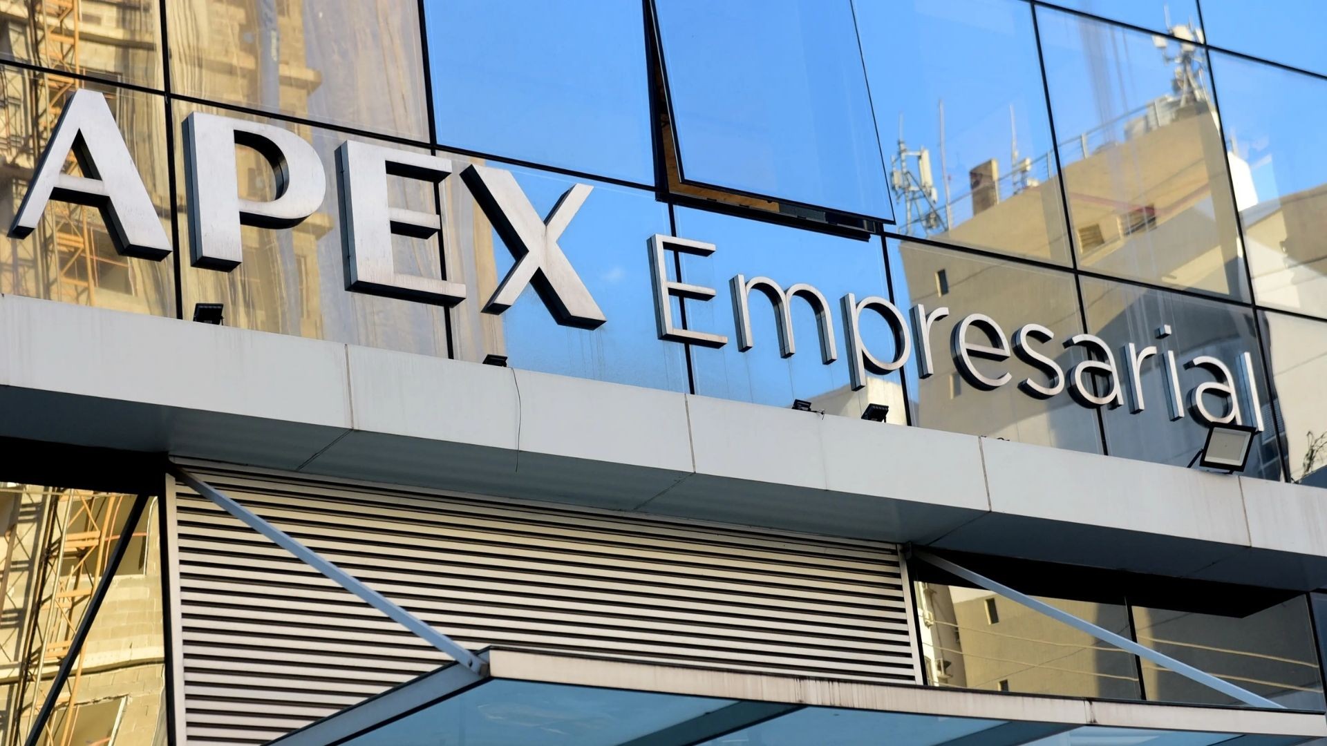 A Apex Partners, plataforma de investimentos capixaba que administra mais de R$ 17 bilhões, está no centro de uma crise que abalou o mercado. A empresa revelou uma dívida de quase R$ 1 bilhão e pediu à Justiça uma blindagem temporária dos ativos por 60 dias, enquanto sócios e clientes tentam entender o tamanho do rombo.

O BTG Pactual suspendeu saques de um fundo ligado à Apex, aumentando o temor de quem tem dinheiro aplicado na plataforma. A auditoria externa deve ser contratada para apurar a origem do problema e avaliar se haverá perdas para os cerca de 8 mil clientes. Por enquanto, a orientação é aguardar os resultados das investigações.

O caso, já apelidado de 'Master capixaba' nas redes, acende um alerta sobre os riscos de investimentos em plataformas com forte exposição ao mercado financeiro e à economia real. A decisão dos próximos dias pode mudar o jogo para investidores e para a confiança no setor.