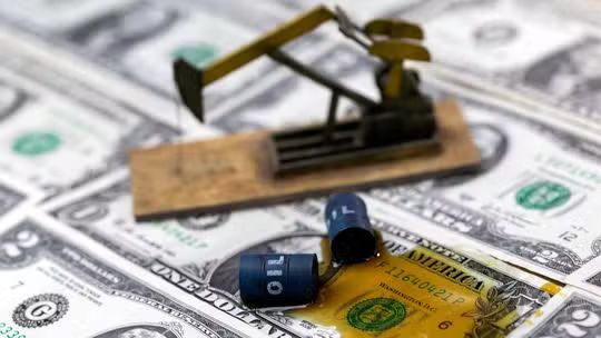 O dólar fechou em alta de 0,40%, a R$ 5,2216, enquanto o Ibovespa amargou a 11ª queda consecutiva — a maior sequência de perdas desde 2023. O nervosismo veio das tensões entre EUA e Irã, da saída de capital estrangeiro e do avanço da proposta que pode acabar com a escala 6x1 no Senado.

Para os investidores, a pauta trabalhista virou sinônimo de 'risco fiscal'. Para os trabalhadores, é uma vitória histórica que o mercado insiste em chamar de problema. Enquanto isso, o petróleo disparou com o fechamento do Estreito de Ormuz, e a recuperação judicial da Casas Bahia expõe a fragilidade do varejo.

O recado é claro: bolsa de valores não é economia real.