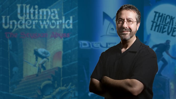 Warren Spector, o lendário designer por trás de Deus Ex, System Shock e Epic Mickey, anunciou sua aposentadoria após 44 anos de carreira. Em um comunicado sincero, ele afirma estar 'bastante certo' de que esta é a despedida, e admite que o mercado de games mudou e 'não é mais tão divertido' para ele.

Seu último jogo, Thick as Thieves, recebeu sua última grande atualização poucos meses após o lançamento depois de não emplacar, resultando em demissões e mudança de direção. É mais um lembrete de como uma indústria obcecada por lucro trata o trabalho criativo como descartável. Spector deixa um legado gigante e a certeza de que quem faz jogos merece muito mais do que a máquina corporativa.