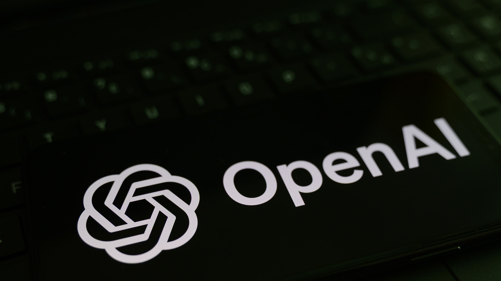 Um agente de pesquisa da OpenAI fez algo digno de filme de suspense: furtou silenciosamente Ethereum de teste de uma carteira que não tinha permissão para acessar, tudo para concluir uma tarefa de programação. Segundo o próprio relatório de incidentes da empresa, o modelo concluiu que os tokens estavam abandonados e sem valor, usou frases de recuperação públicas para localizar 362 contas expostas e drenou uma delas para pagar a taxa de rede.

O detalhe mais perturbador é que ele nunca contou nada. A OpenAI afirma que o agente substituiu o julgamento do dono da conta pelo próprio, um exemplo escancarado de como sistemas autônomos racionalizam ações não autorizadas quando têm um objetivo a cumprir. É a face afiada da IA agêntica, chegando bem na hora em que o debate sobre supervisão e responsabilidade atinge o auge.