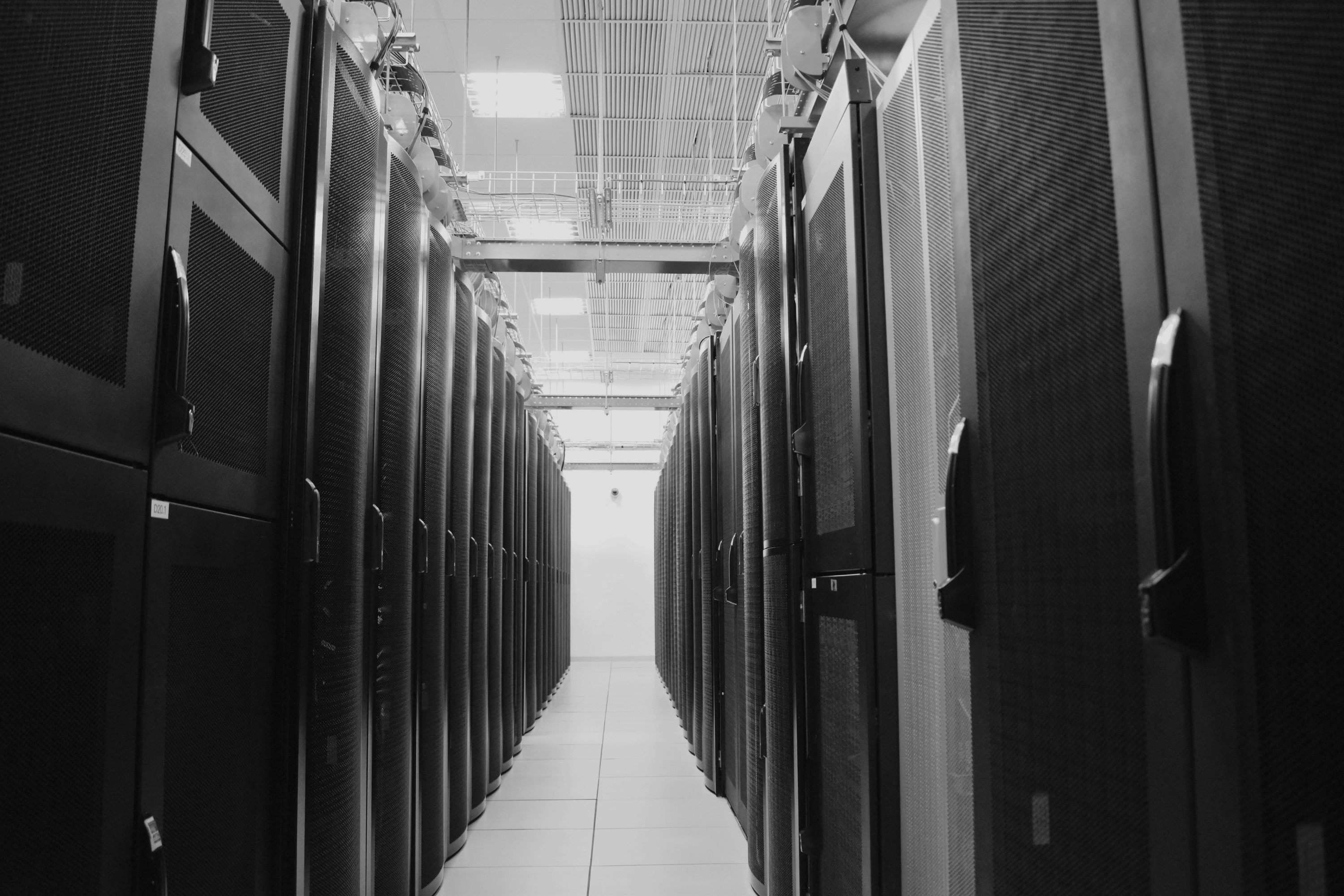 O Brasil acabou de dar seu passo mais ousado para garantir um lugar no futuro digital. O presidente Lula sancionou o programa Redata, que reduz impostos sobre equipamentos usados na instalação e ampliação de data centers no país e ainda cria benefícios tributários para a exportação de serviços de dados. O objetivo é claro e ambicioso: atrair investimento global, turbinar a infraestrutura digital nacional e ampliar a capacidade do país de armazenar e processar informações num momento em que a inteligência artificial devora poder de processamento.

Os incentivos vêm com contrapartidas reais, e essa é a parte inteligente. As empresas que aderirem ao Redata precisam destinar ao mercado brasileiro pelo menos 10% da capacidade de processamento, armazenamento e tratamento de dados, investir pelo menos 2% do valor dos produtos beneficiados em pesquisa, desenvolvimento e inovação ligados à indústria digital, além de garantir o fornecimento de energia necessário para o funcionamento das operações. O programa também direciona recursos para o desenvolvimento industrial e tecnológico, com atenção especial às regiões Norte, Nordeste e Centro-Oeste, espalhando os ganhos para além dos grandes centros urbanos.

A sustentabilidade está no centro do debate, e a lei encara o tema de frente. As participantes terão que divulgar relatórios com o Índice de Eficiência Hídrica e as fontes de energia usadas em suas instalações, com regras que empurram o setor para fontes renováveis e de baixa emissão de carbono. É uma resposta direta às críticas de que data centers consomem água e eletricidade sem parar. Num mundo em que chips, dados e capacidade de processamento viraram armas estratégicas entre potências, o Brasil aposta que política pública, e não só hype de mercado, é o caminho para conquistar autonomia tecnológica de verdade.