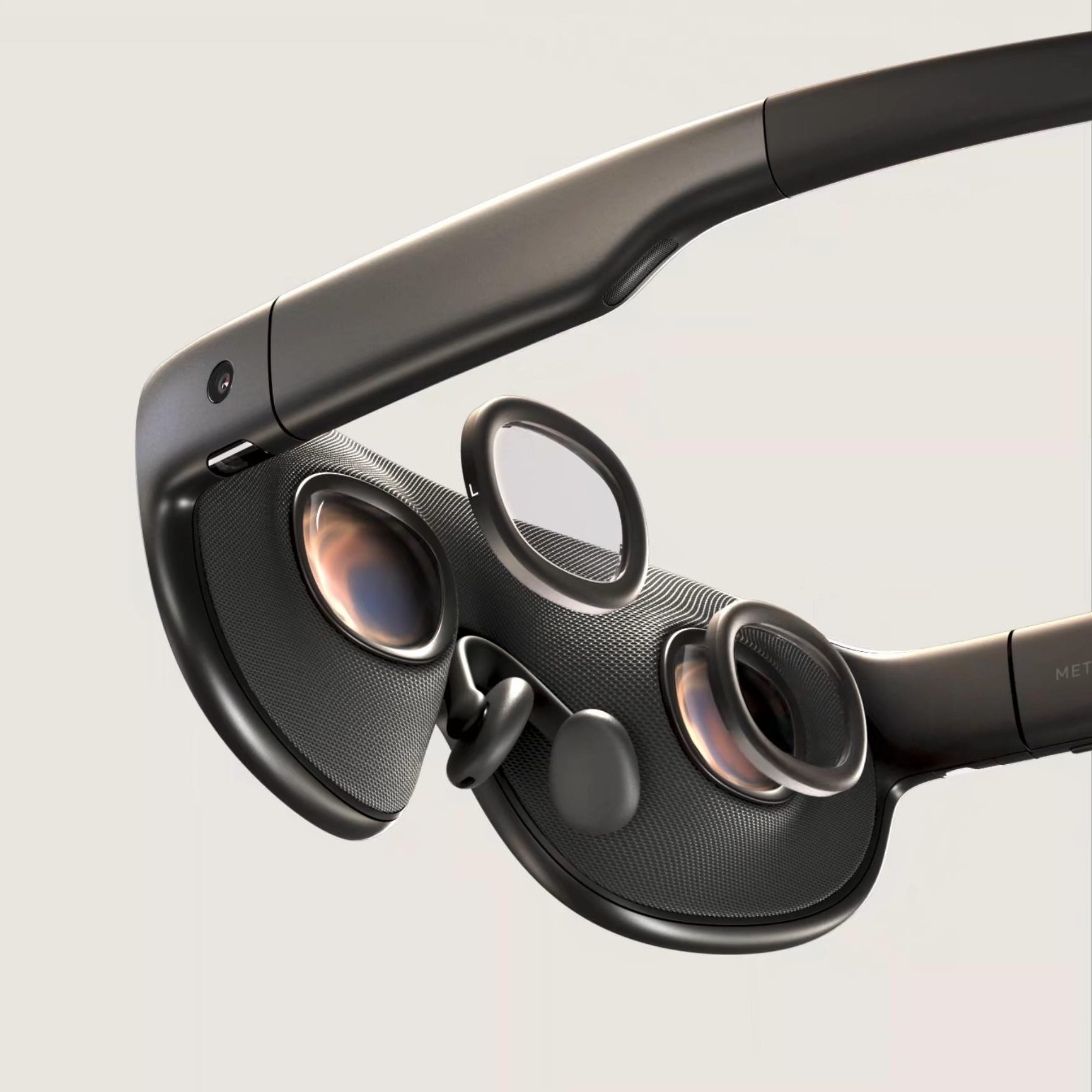 Imagens vazadas do app HorizonOS revelaram o Project Phoenix, o headset de realidade virtual da Meta que finalmente tem cara de óculos comum. Plaquetas de apoio ajustáveis, sensores e câmeras escondidos nas hastes e um módulo externo de processamento chamado Stanley, preso ao corpo, que carrega a bateria e o chip Snapdragon Reality Elite.