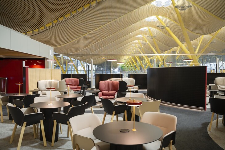 Madri ganhou um novo templo da aviação premium. A Iberia inaugurou o Emerald Lounge Sorolla no Terminal 4 do Aeroporto Adolfo Suárez Madrid-Barajas, um espaço exclusivo de 800 m² com capacidade para 128 hóspedes, reservado para clientes do programa de alto nível da companhia e passageiros oneworld Emerald. Não é apenas uma sala VIP: é uma experiência assinada por Patricia Urquiola, com cabines privativas estilo suíte, chuveiros e um ambiente focado em conforto e privacidade.

Por lá, a gastronomia é protagonista com identidade espanhola durante todo o dia: doces artesanais, tapas, pratos mediterrâneos e um bar circular de 360° com bartender 24 horas, coquetéis preparados na hora, vinhos e champanhe. O lounge faz parte do Plano de Voo 2030 da Iberia e reforça a nova era da experiência premium da companhia, que terá uma cabine Business renovada em 2027. Perfeito para quem embarca em voos de curta e média distância pelas áreas H, J, K ou M.