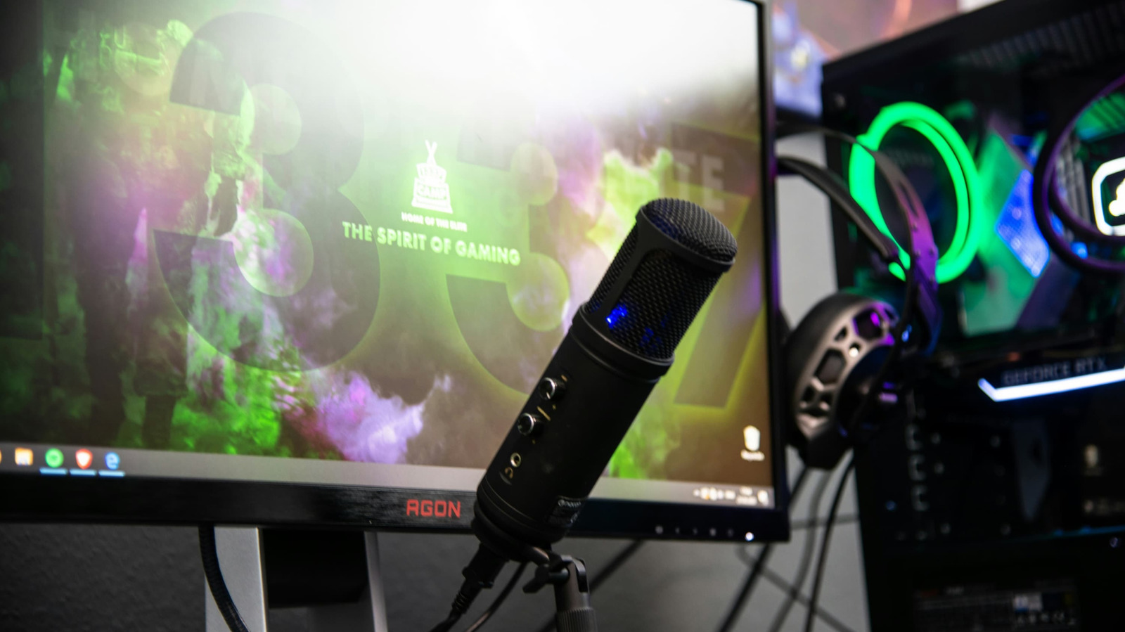 Grande vitória para os criadores. O Twitch finalmente liberou uma opção para impedir que a Amazon use suas transmissões, clipes, chats e conteúdo do canal para treinar modelos de IA generativa. O fato de isso estar ativado por padrão era problemático — mas agora o poder voltou para as mãos de quem produz o conteúdo.

Basta acessar as configurações de segurança do Twitch, desativar a opção 'Training for Generative AI', e a Amazon perde o acesso ao seu trabalho criativo para treinamento de modelos no futuro. É um passo pequeno, mas importante, para acabar com a exploração de criadores na corrida da IA: sem consentimento, sem conteúdo.