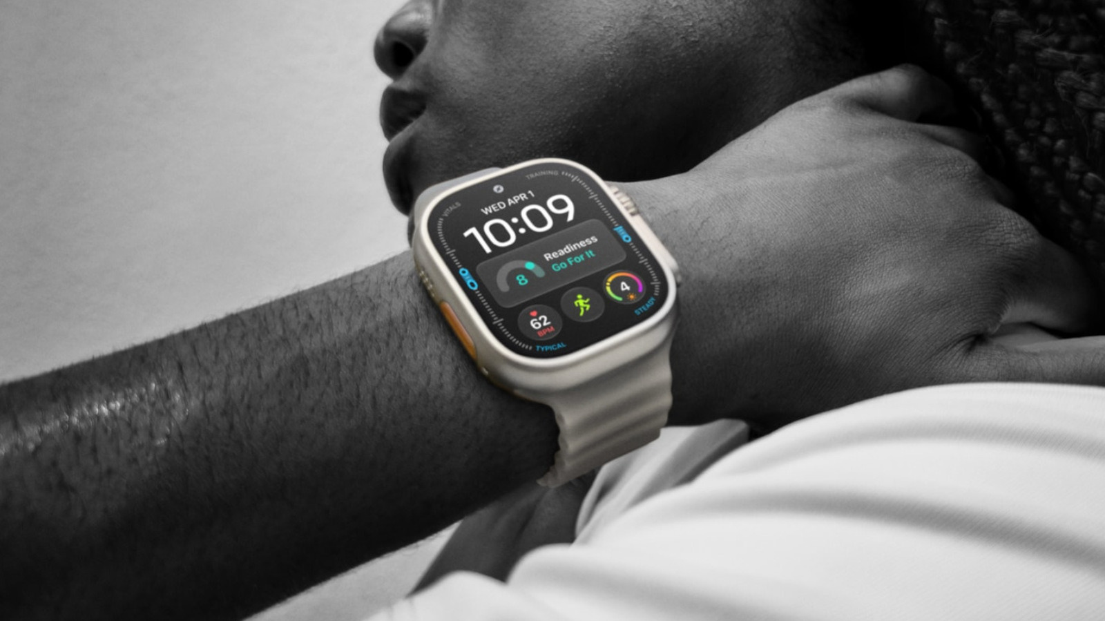 O botão laranja de ação do Apple Watch Ultra 4 vai muito além de iniciar treinos. Ele pode acionar a sirene de emergência, marcar waypoints, abrir memorandos de voz e executar automações complexas do app Atalhos com um único toque.

Com watchOS 27 e iOS 27, os recursos de Apple Intelligence deixam a criação de atalhos mais simples: basta descrever o que você quer que o relógio faça. Na prática, dá para controlar a casa inteligente, iniciar uma rota de volta em trilhas e muito mais sem navegar por menus.
