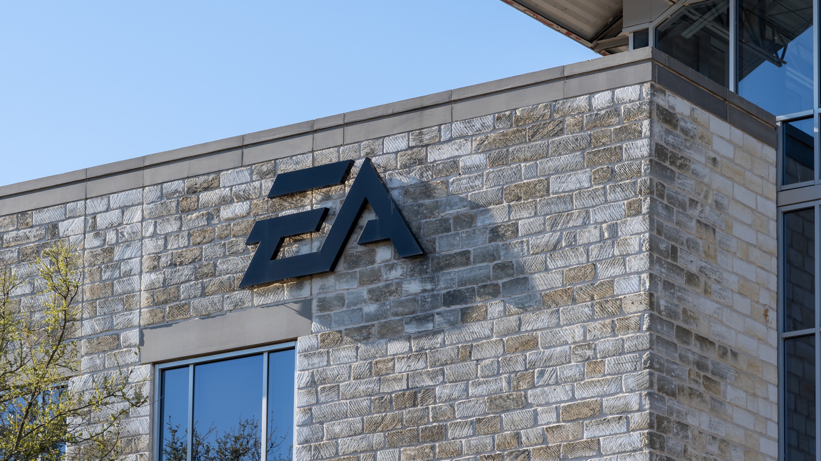 A EA está fechando a BioWare e cortando cerca de 400 empregos, encerrando um dos estúdios de RPG mais influentes dos videogames. A medida também cancela um projeto de Mass Effect em estágio inicial e fecha o escritório de Edmonton, transformando uma casa criativa lendária na mais nova baixa da consolidação corporativa.

A justificativa é dolorosamente familiar: títulos anteriores ficaram abaixo das expectativas de venda, a propriedade privada carregou a empresa com dívidas e a resposta é sempre corte. Dragon Age e Mass Effect mudaram o meio, mas esse legado vale pouco quando a matemática trimestral assume o controle. É assim que o capitalismo agressivo nos jogos opera: estúdios esvaziados, trabalhadores descartados e risco criativo punido.

O fechamento da BioWare deve servir de alerta. Estúdios não são linhas de planilha, e as pessoas que constroem mundos adorados merecem estabilidade, tratamento justo e voz no próprio futuro. Se a indústria continuar premiando consolidação movida por dívida em vez do bem-estar dos desenvolvedores, seguirá perdendo o talento que torna os jogos dignos de serem jogados.