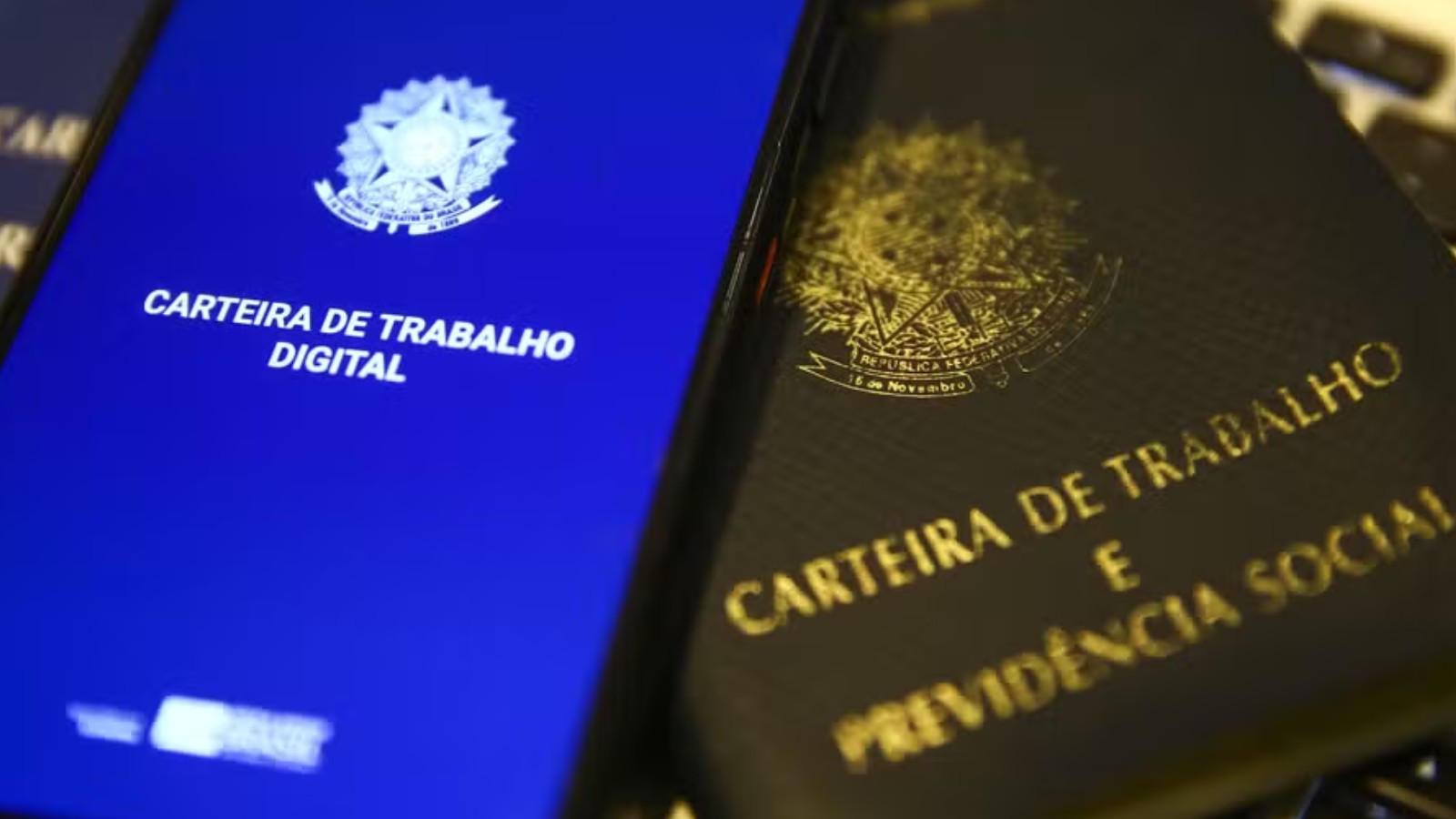 A CLT protege os trabalhadores brasileiros desde 1943, garantindo férias remuneradas, 13º salário, FGTS, licença-maternidade e jornada regulada. Agora, os candidatos à Presidência debatem abertamente se vão defender, reformar ou simplesmente destruir esse marco.

Lula defende a manutenção e o fortalecimento dos direitos conquistados, enquanto nomes da extrema-direita como Flávio Bolsonaro, Romeu Zema e Renan Santos querem substituir a CLT por modelos mais livres para as empresas, devolvendo o poder aos patrões. Renan Santos chega a dizer que quer que a legislação trabalhista perca totalmente a função.

Com quase 1,8 milhão de brasileiros trabalhando por plataformas digitais e o percentual de autônomos com CNPJ batendo recorde de 27,1 por cento, a pergunta é direta: o futuro do trabalho será dignidade e proteção, ou uma corrida para baixo disfarçada de liberdade? A disputa pela CLT é a disputa por quem manda na força de trabalho do Brasil.