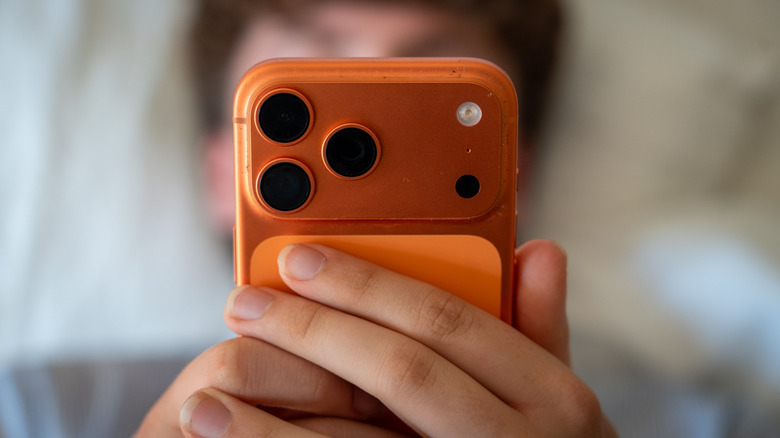 Já sentiu que o celular lê sua mente? Ele não está ouvindo suas conversas — está fazendo algo ainda mais assustador. O Engadget explica o que acontece quando você permite que apps rastreiem sua atividade, desde identificadores de publicidade até sensores, triangulação de localização e até o jeito que você caminha. O resultado é um perfil digital tão detalhado que empresas podem prever seu humor, comportamento e próxima compra.

Os perigos vão muito além de anúncios irritantes. Corretores de dados de localização já venderam informações para autoridades em casos envolvendo direitos reprodutivos, e o escândalo da Cambridge Analytica mostrou como dados pessoais podem ser usados para influenciar eleições. O artigo também ensina como proteger seu aparelho e sua privacidade — incluindo o uso de uma VPN como ProtonVPN, bloqueio de anúncios e exclusão de IDs de rastreamento.

Se você se importa com privacidade digital, essa leitura é essencial. Conhecimento é a primeira defesa contra o capitalismo de vigilância.